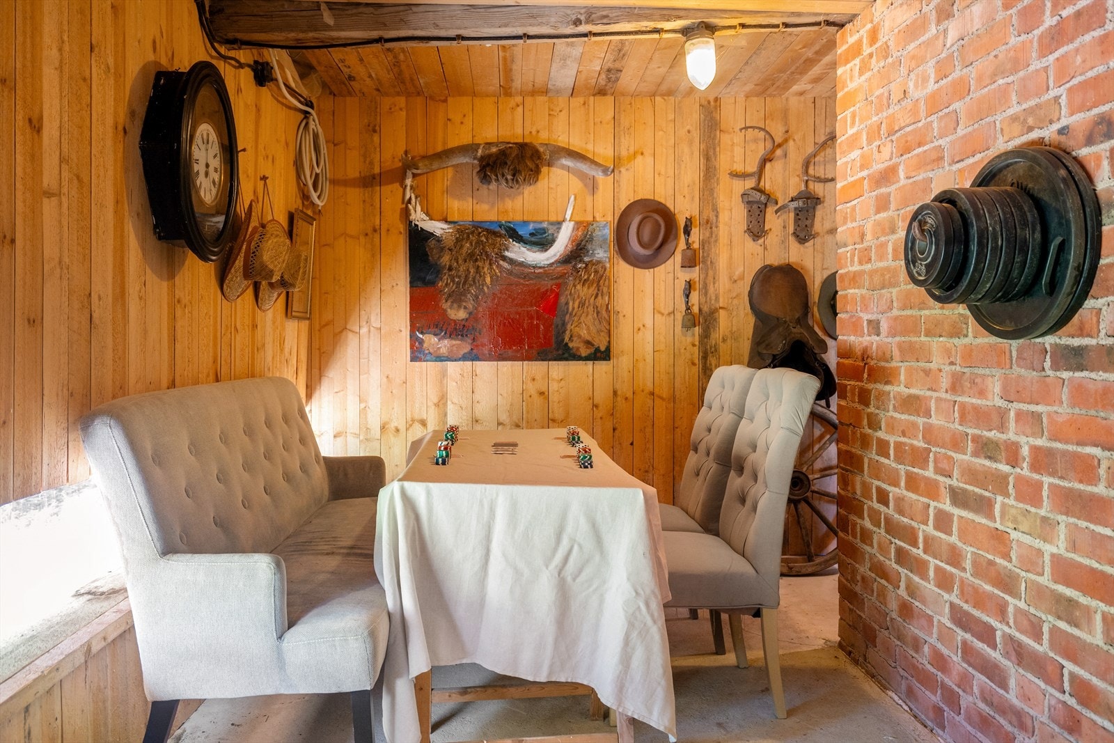 Låven byr på spill og underholdning, med sjettonger og spillebord på plass. Galleribilde