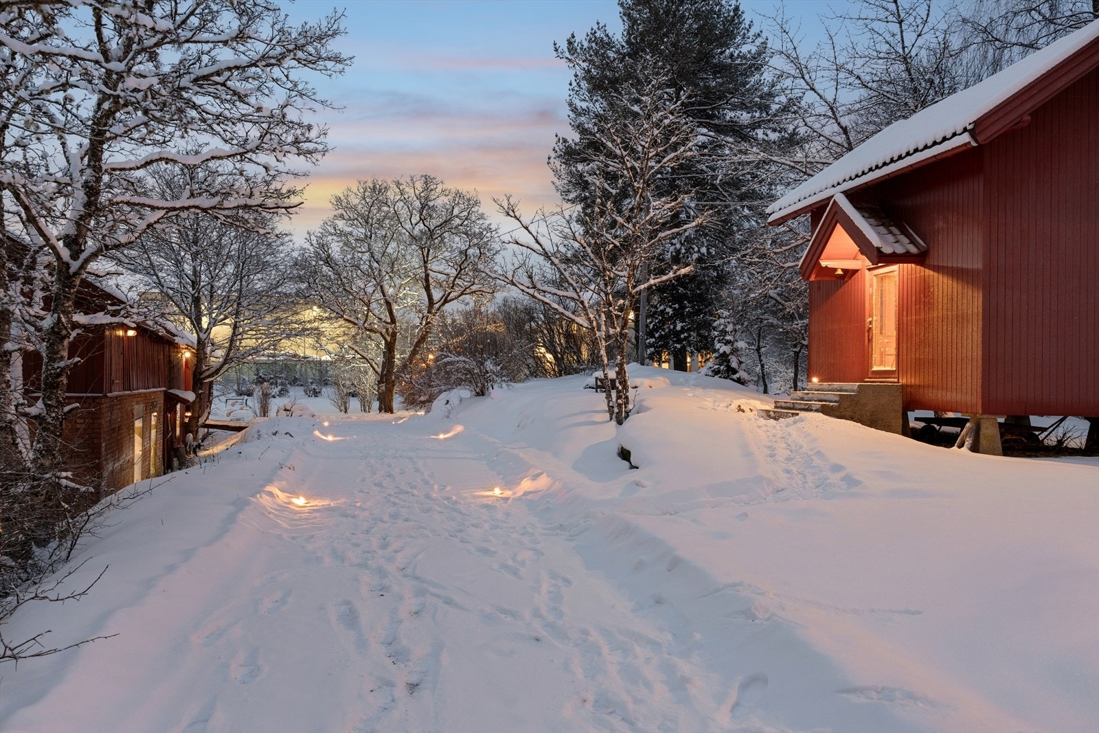 Eiendommen har gruslagt vei med adkomst helt frem til hovedhuset. Galleribilde
