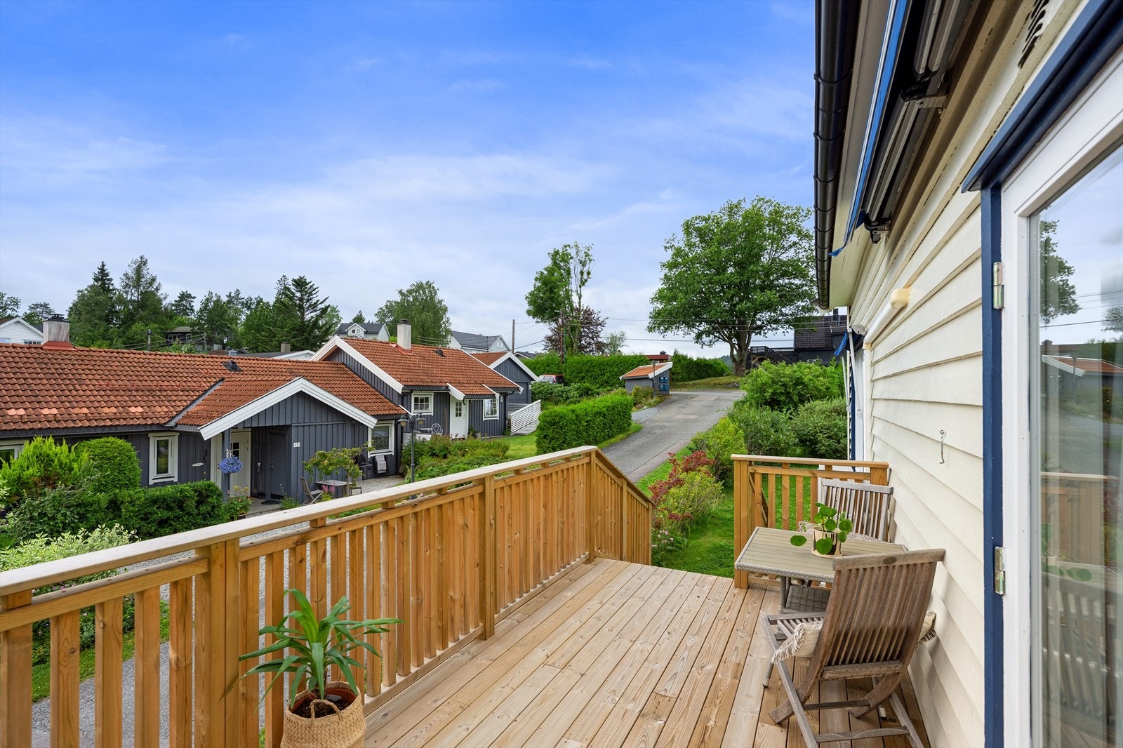 Boligen er vesentlig oppgradert i perioden 2023-2025 med ny drenering, ny veranda, samt revet ned, pigget opp og laget boareal i hele underetasjen. Under renoveringen ble det laget og søkt godkjent hybel i underetasjen. Galleribilde