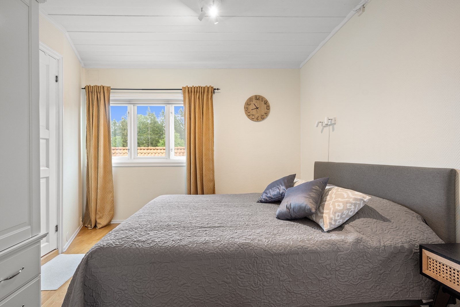 I første etasje er det ett soverom med eget bad. Galleribilde