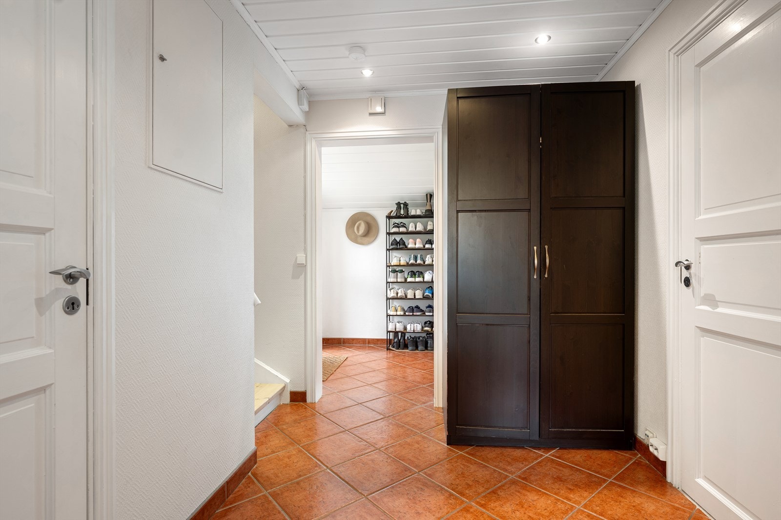 Videre i gangen er det trapp opp til boligens andre etasje. Galleribilde