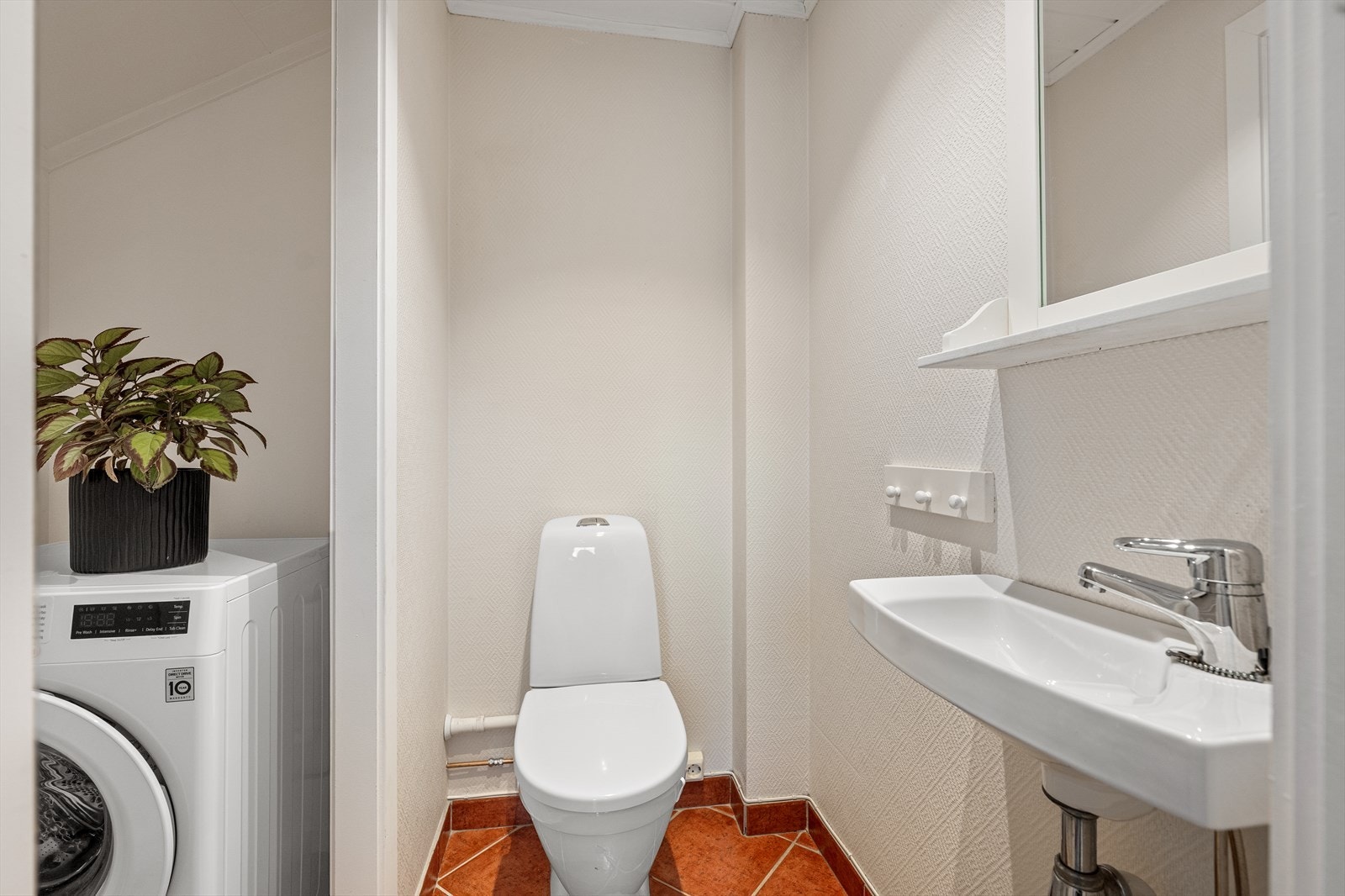 WC i entré har opplegg for vaskemaskin. Galleribilde