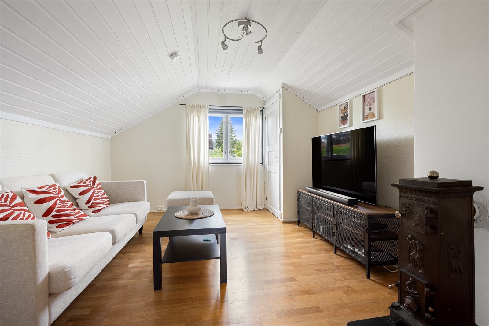 Boligens andre etasje består av en stue(også brukt som soverom nr 2 i 2.etasje), soverom, bad og kott på hver side (se plantegning). Galleribilde