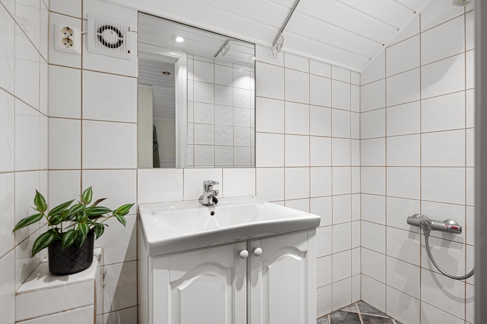 Badet i 2. Etasje er også fra tidlig 2000-tallet og består av benkeskap med profilerte fronter, speil over servant, dusj og toalett. Galleribilde