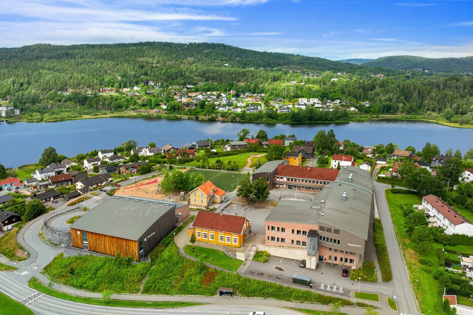 Fem minutter gange unna boligen ligger Heggedal barneskole og 18 minutter gange unna Hovedgården ungdomsskole. Galleribilde