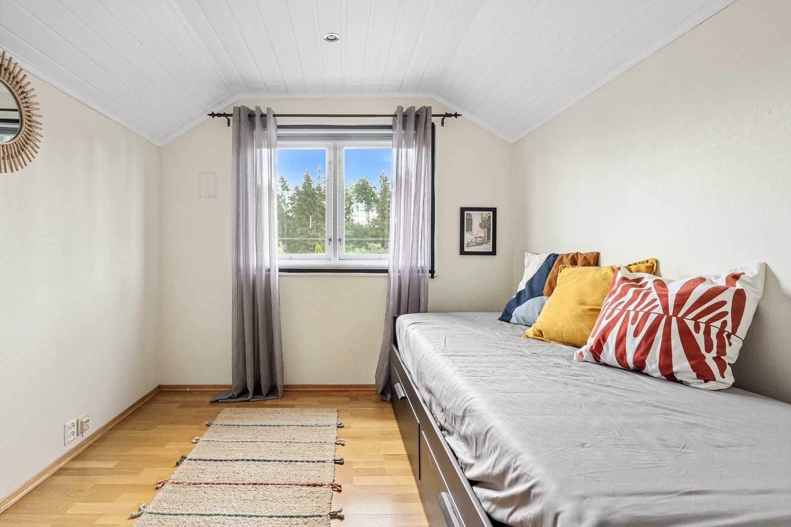 Soverommet er av god størrelse og kan brukes som gjesterom, barnerom eller et hyggelig hjemmekontor. Galleribilde