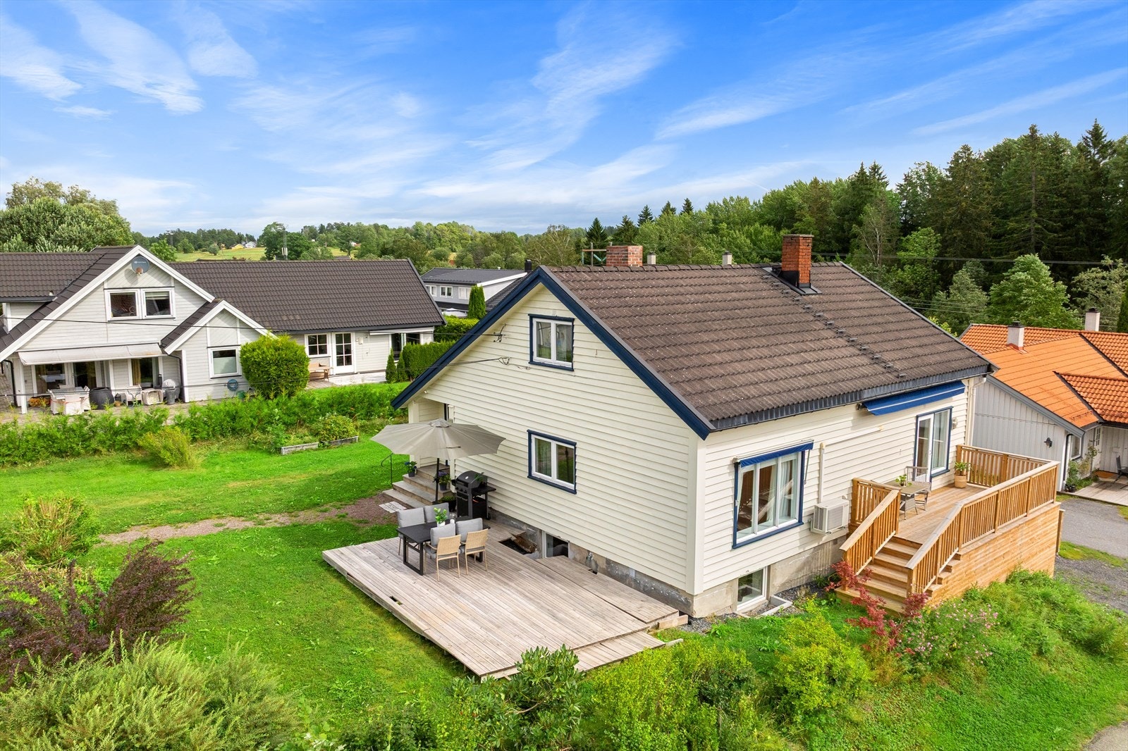 Nyt sene sommerdager fra boligens altan eller terrasse. Galleribilde