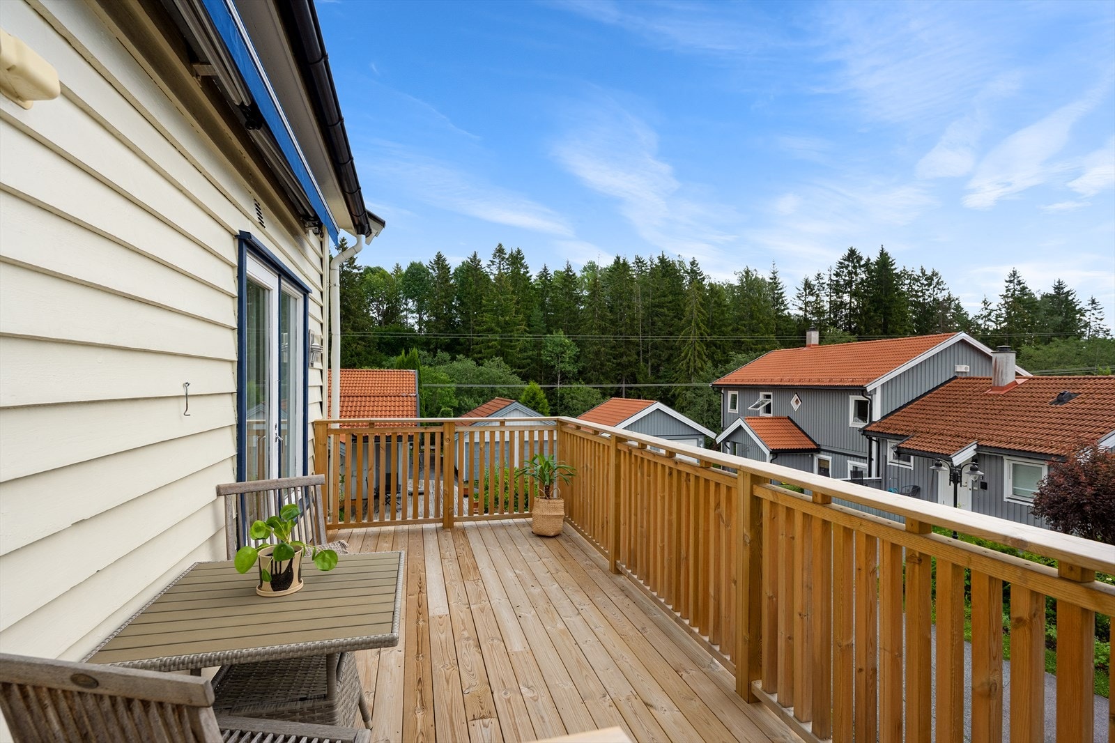Verandaen har videre tilgang til eiendommens store hage. Galleribilde