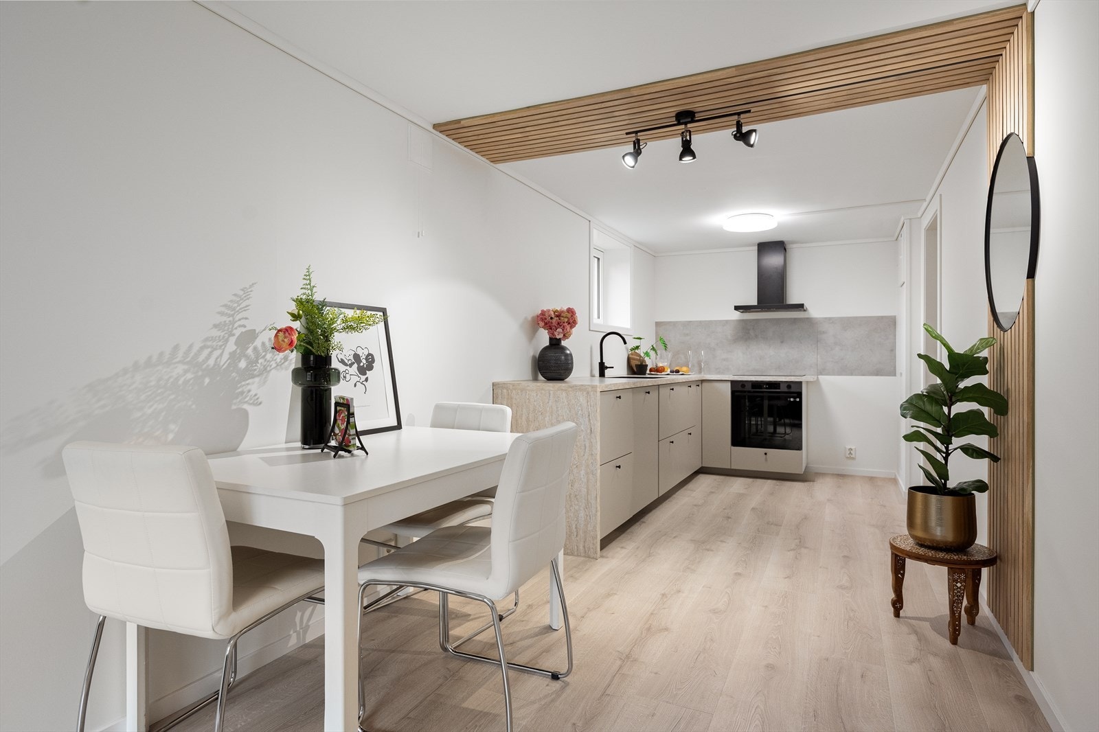 Kjøkkeninnredningen er fra IKEA og ble pusset opp i 2024. Galleribilde