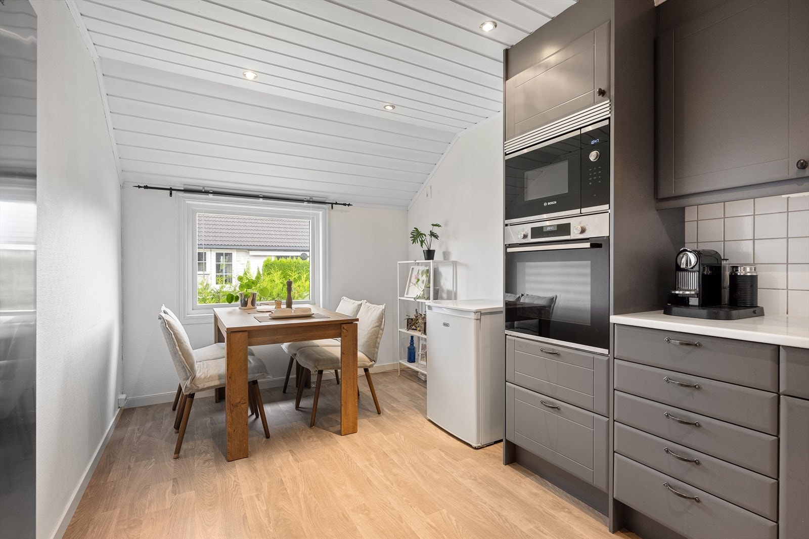 Kjøkkenet har plass til et spisebord for hyggelige frokoster. Galleribilde