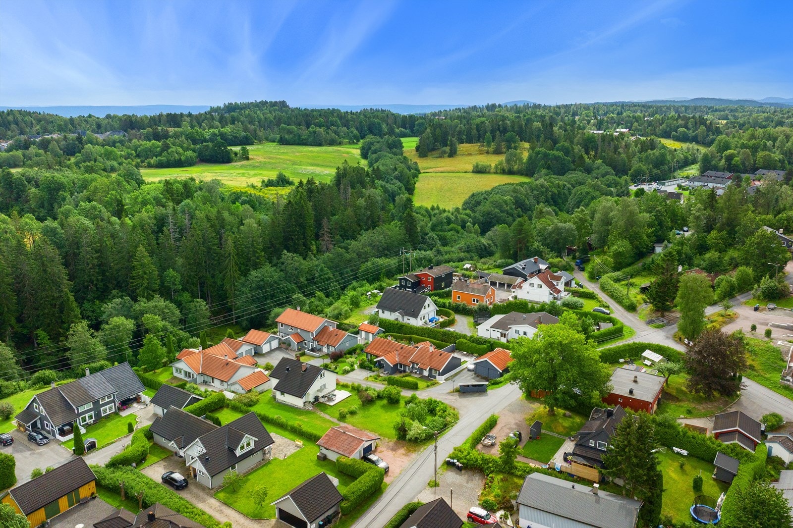 Øvre Gjellum er et rolig, barnevennlig område, beliggende innenfor 5 minutters gangavstand til skole, barnehage, badestrand, matbutikk og bussholdeplass. Galleribilde