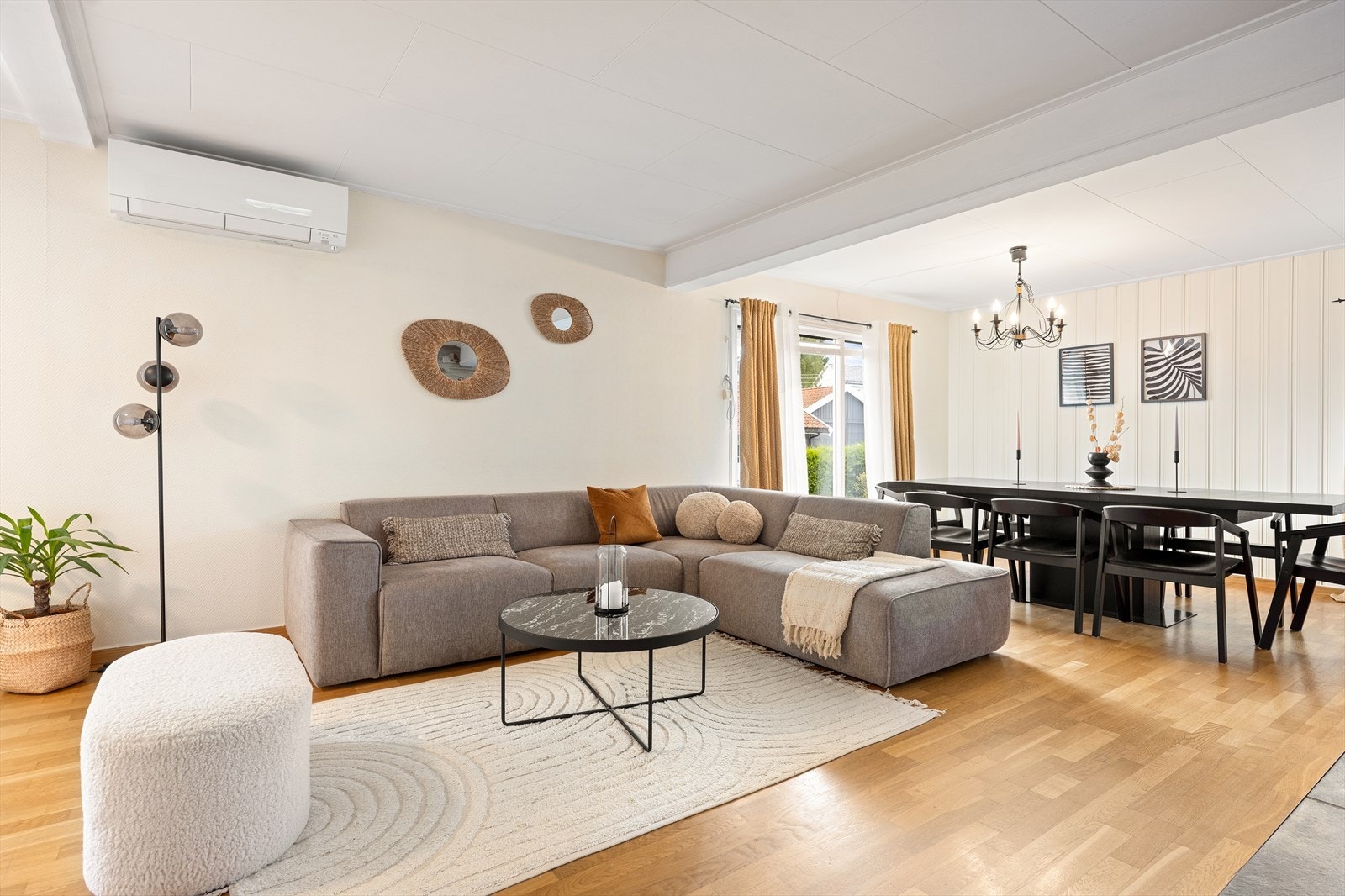 Stuen er romslig med plass til sofagruppe, spisebord og sittegruppe. Galleribilde