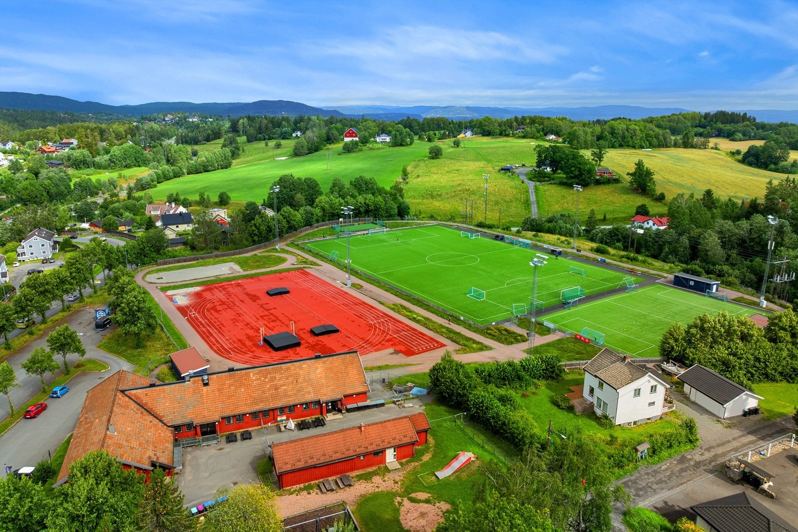 Området tilbyr flere fritidsaktiviteter som fotballbane, løpebane og egen sykkelbane for de minste. Galleribilde