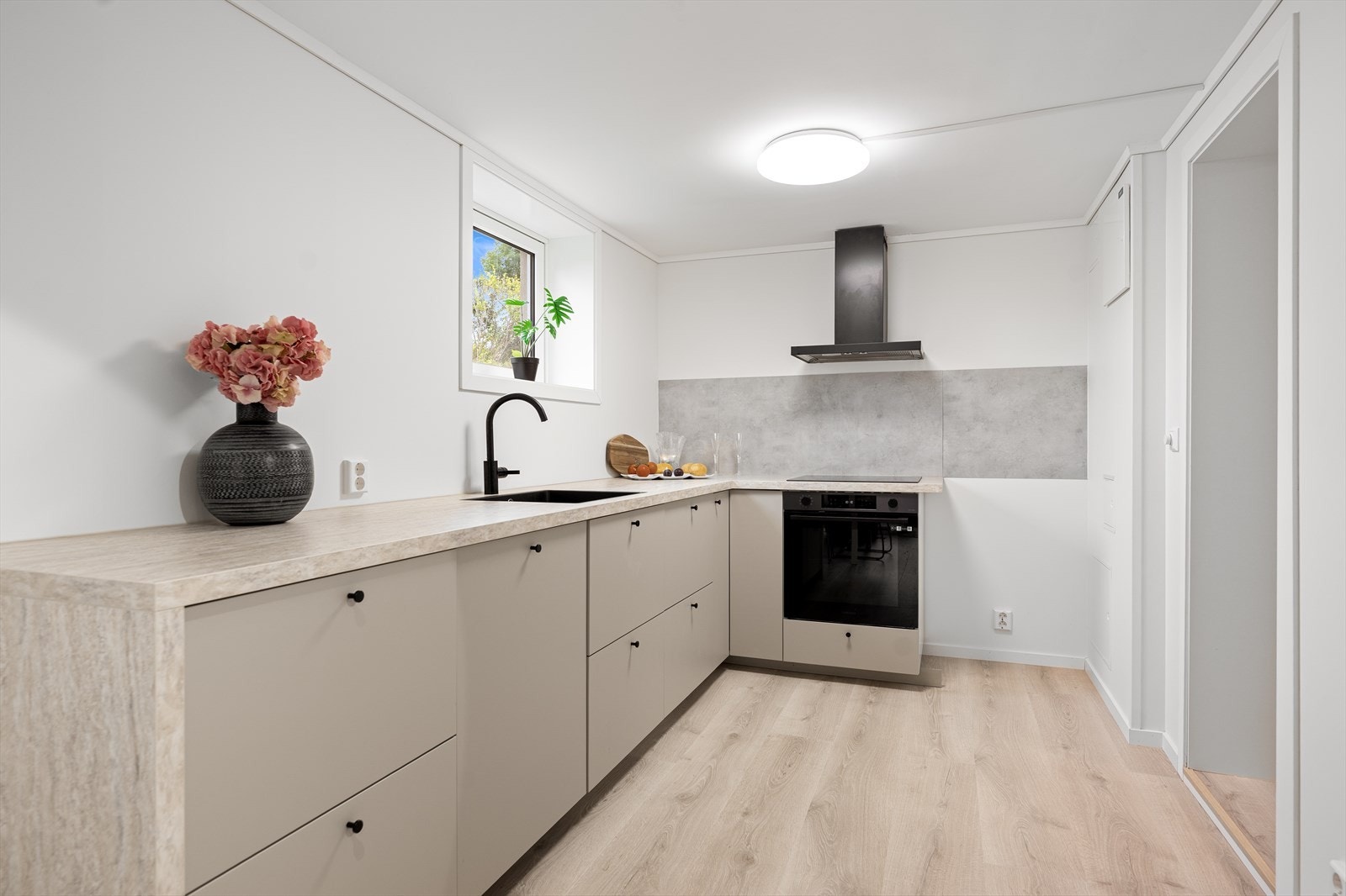 Kjøkkeninnredningen er fra IKEA og ble pusset opp i 2024. Galleribilde