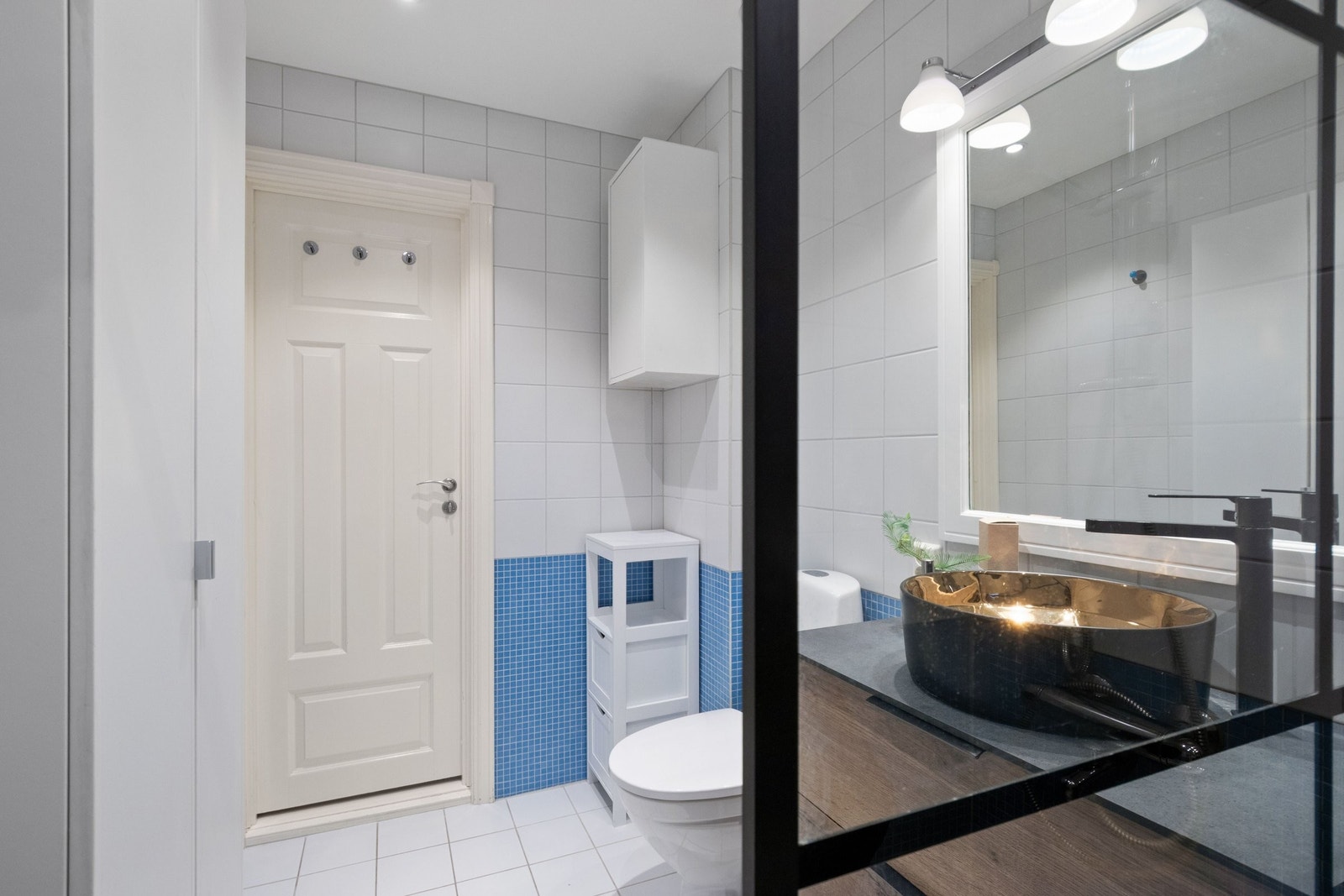 Det er opplegg til vaskemaskin på badet. Alternativt kan du plassere vaskemaskin og tørketrommel i felles vaskerom i kjeller. Galleribilde