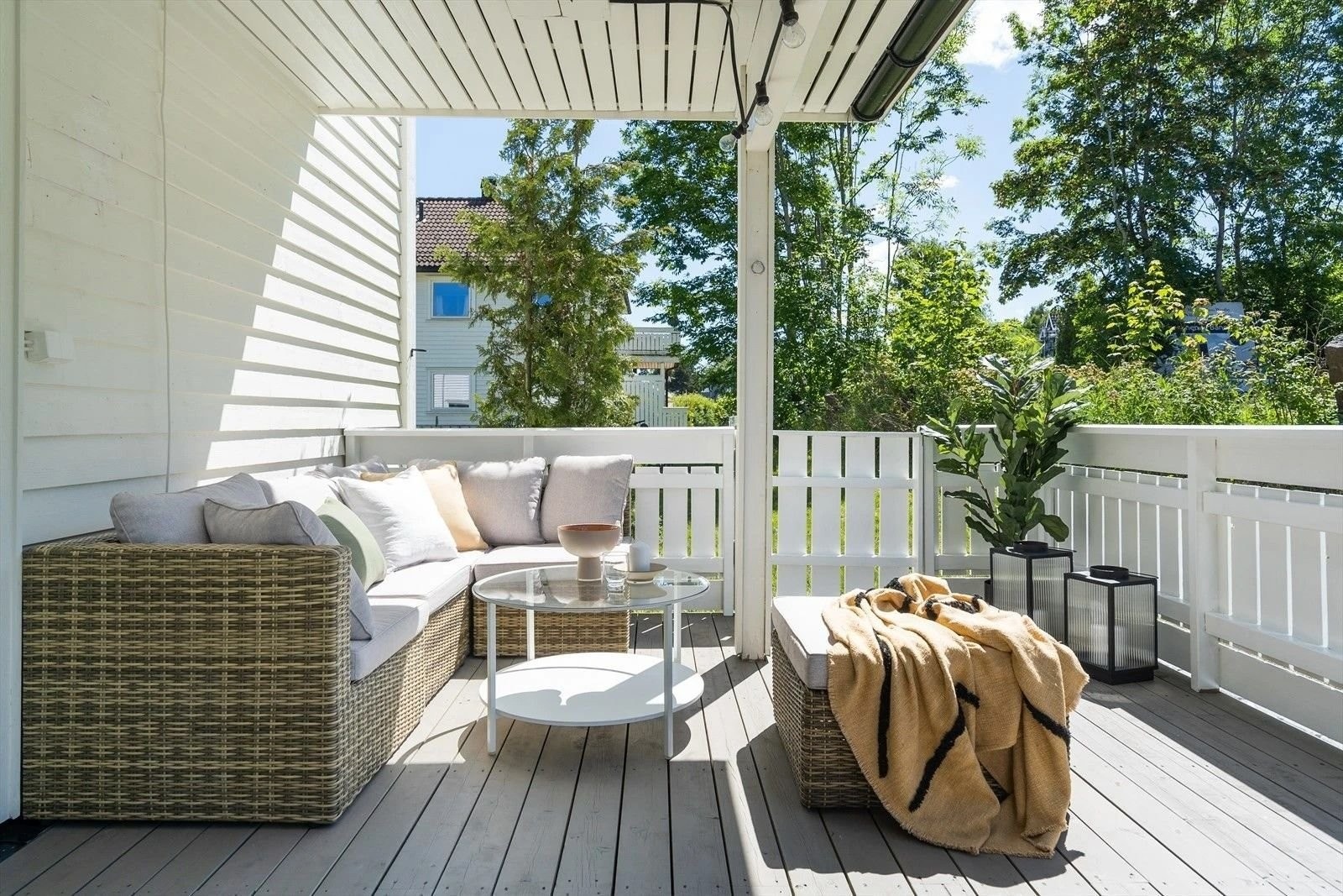 Verandaen i all sin glans på sommertid. Galleribilde