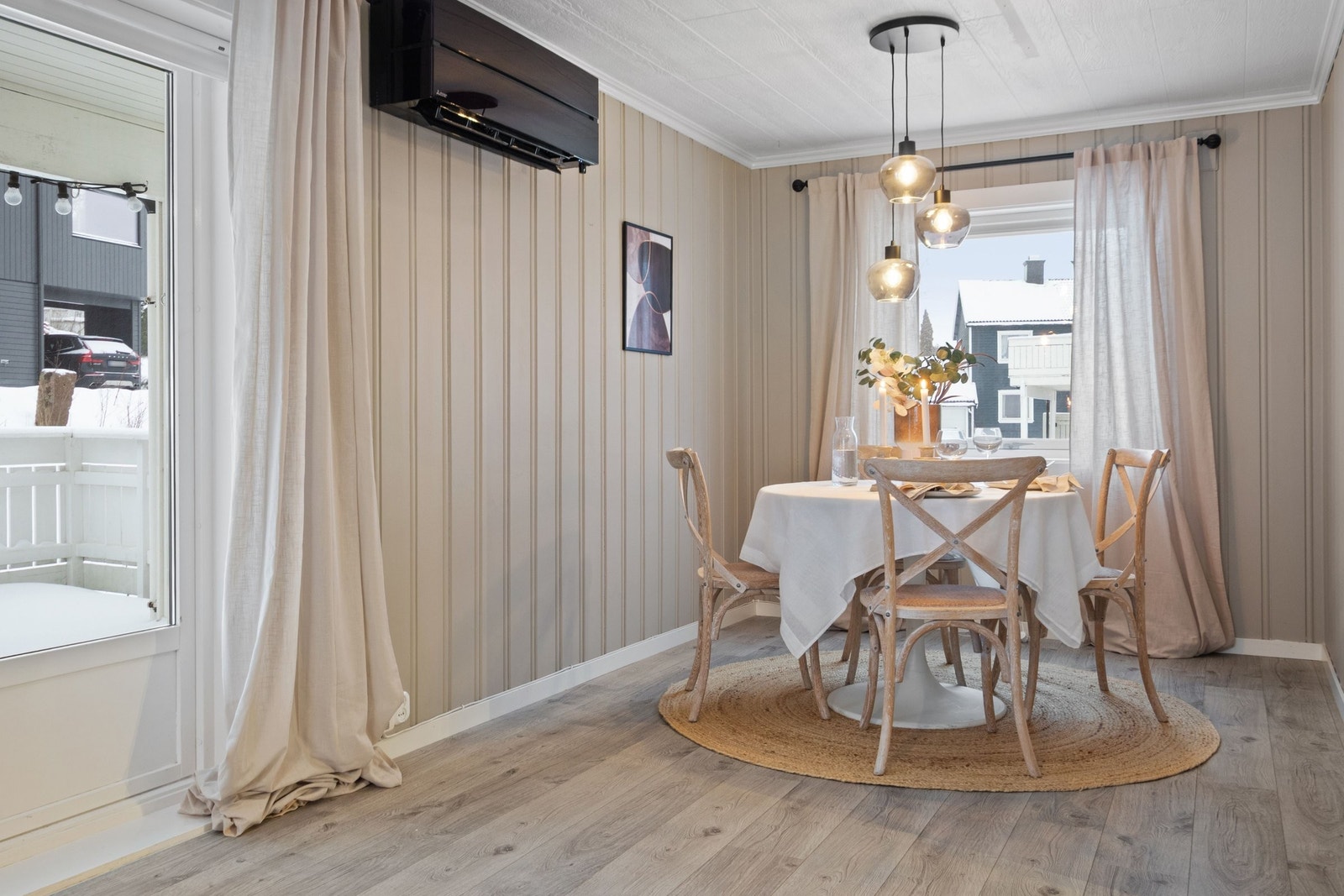 Fra stuen er det direkte adgang til en 20 kvm vestvendt terrasse. Galleribilde