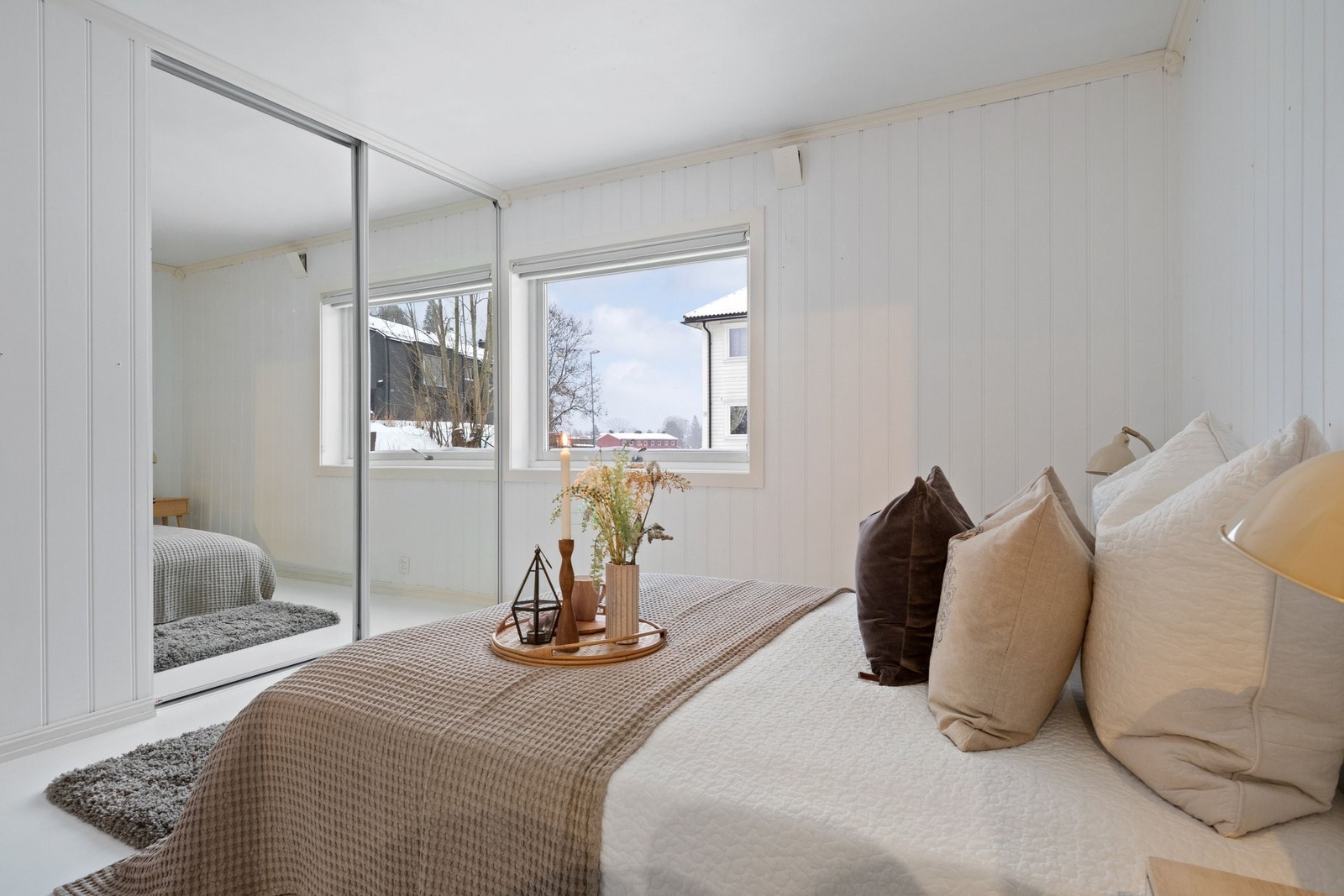 Hovedsoverommet er av god størrelse med to skyvedørsgarderober. Galleribilde