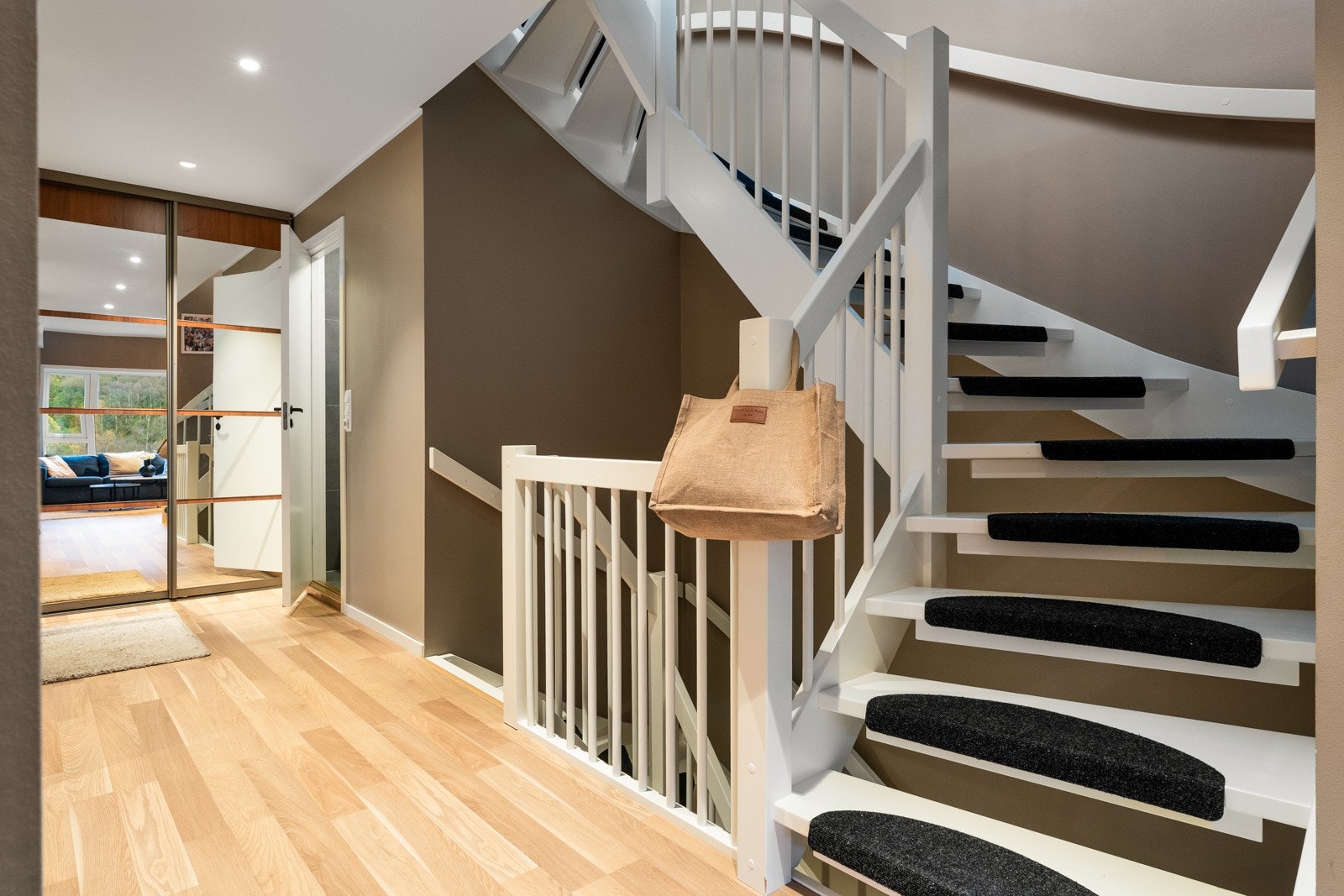 Entréen er meget innbydende og er innredet med en romslig skyvedørsgarderobe for yttertøy og sko. Galleribilde