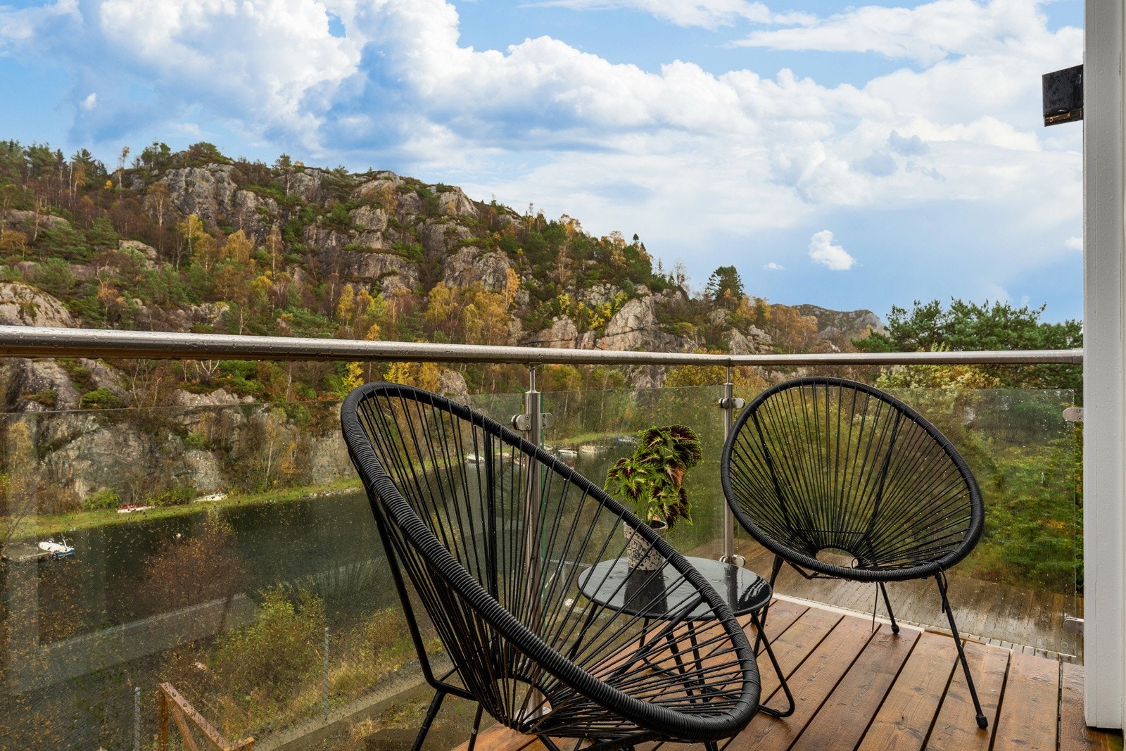 Fra spisestuen er det utgang til en veranda på 4,5 kvm med fantastisk utsikt. Galleribilde