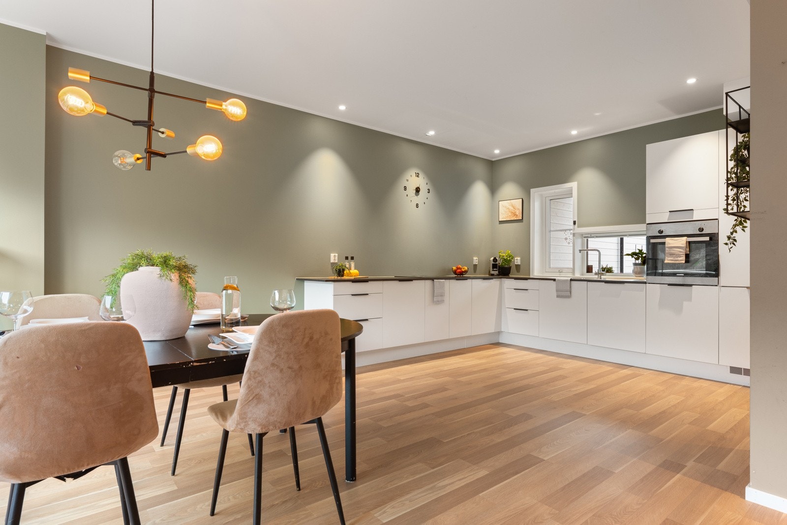 Det er åpen løsning mellom stue og kjøkken, noe som bidrar til den gode og sosiale atmosfæren i boligen. Galleribilde