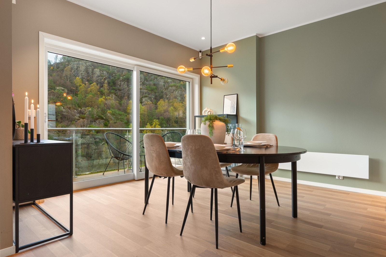 Det er pen 2-stavs laminat på gulv og overflater malt i behagelige fargevalg. Galleribilde