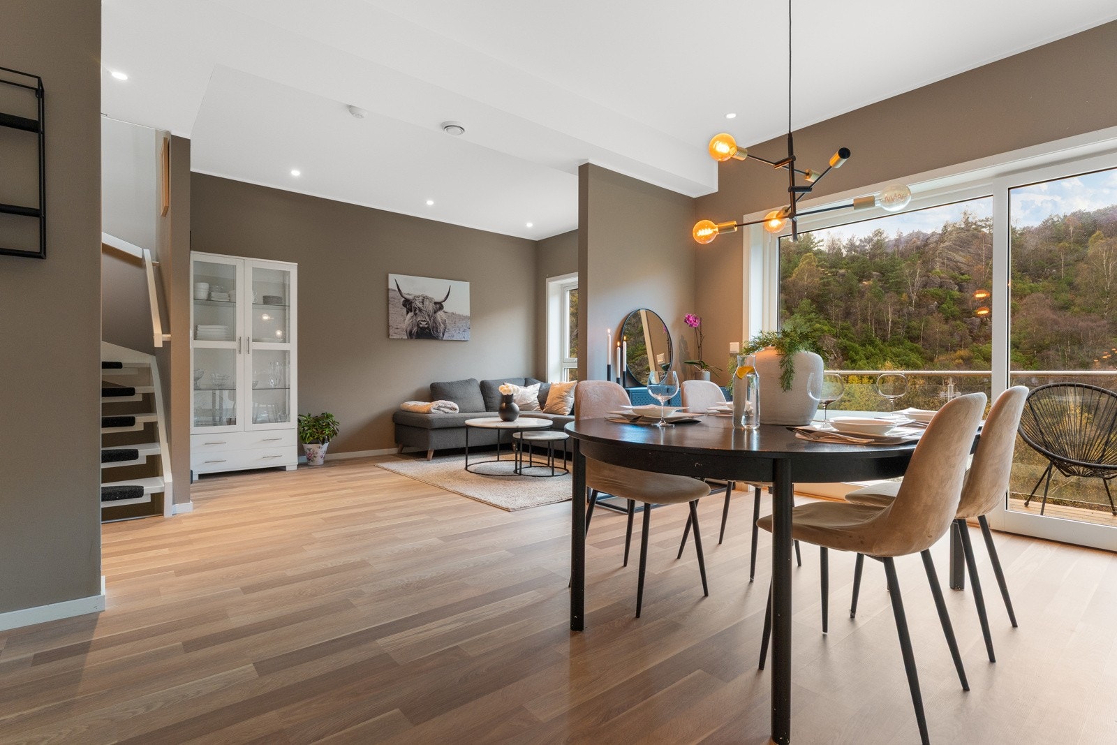 Stuen har store vindusflater som slipper inn den vakre naturen samt rikelig med naturlig lys. Galleribilde