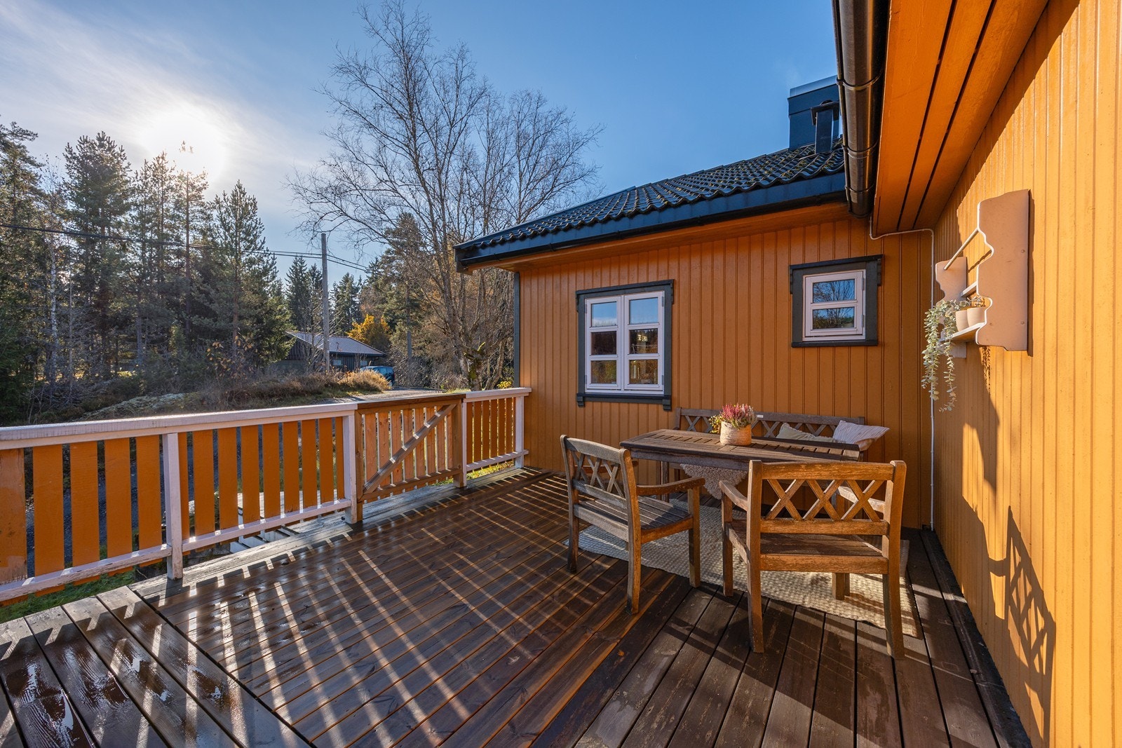 Fra soverommet er det utgang til en herlig veranda som måler ca. 27 kvm. Galleribilde