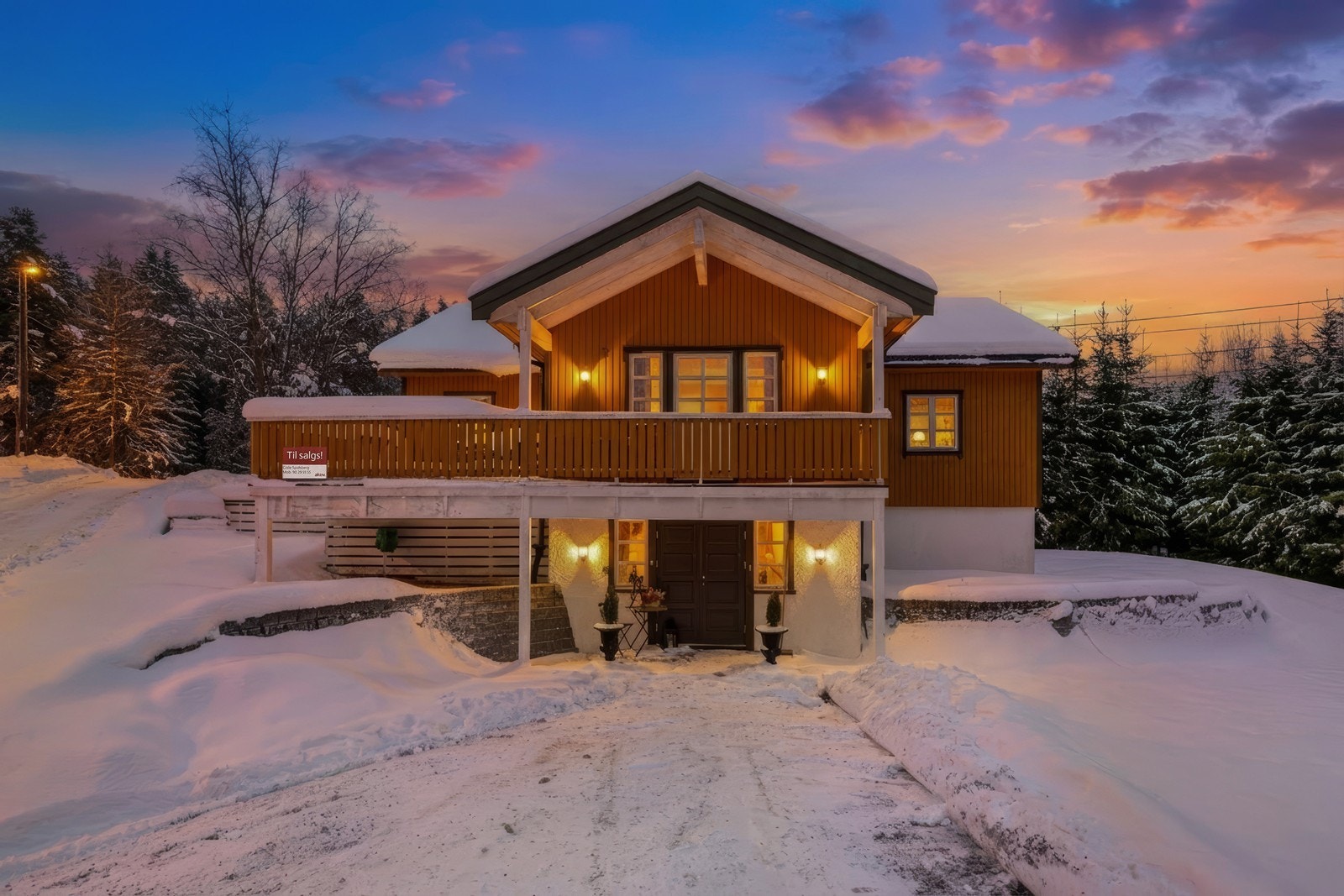 Stor og innholdsrik enebolig med solrike uteplasser, trippel-garasje (2014) og idyllisk beliggenhet. Galleribilde