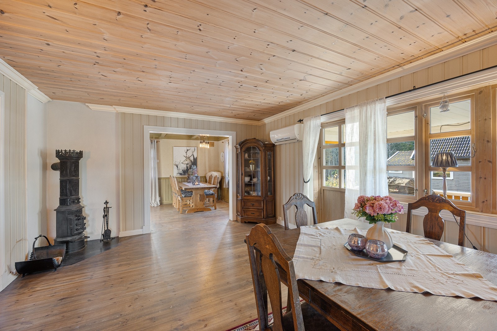 Atmosfæren er lun og god, med både varmepumpe og prinsesseovn i spisestuen. Galleribilde