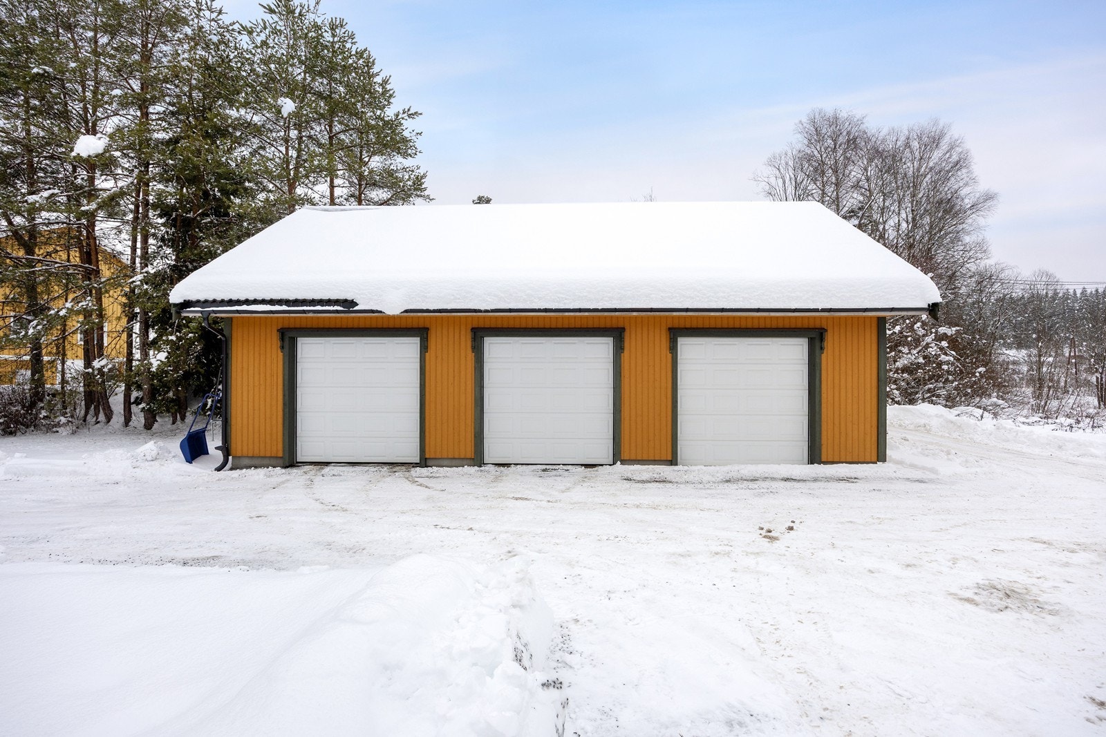 I 2014 ble det oppført et stort garasjebygg, bestående av et enkelt og et dobbelt garasjerom på til sammen ca. 82 kvm. Galleribilde