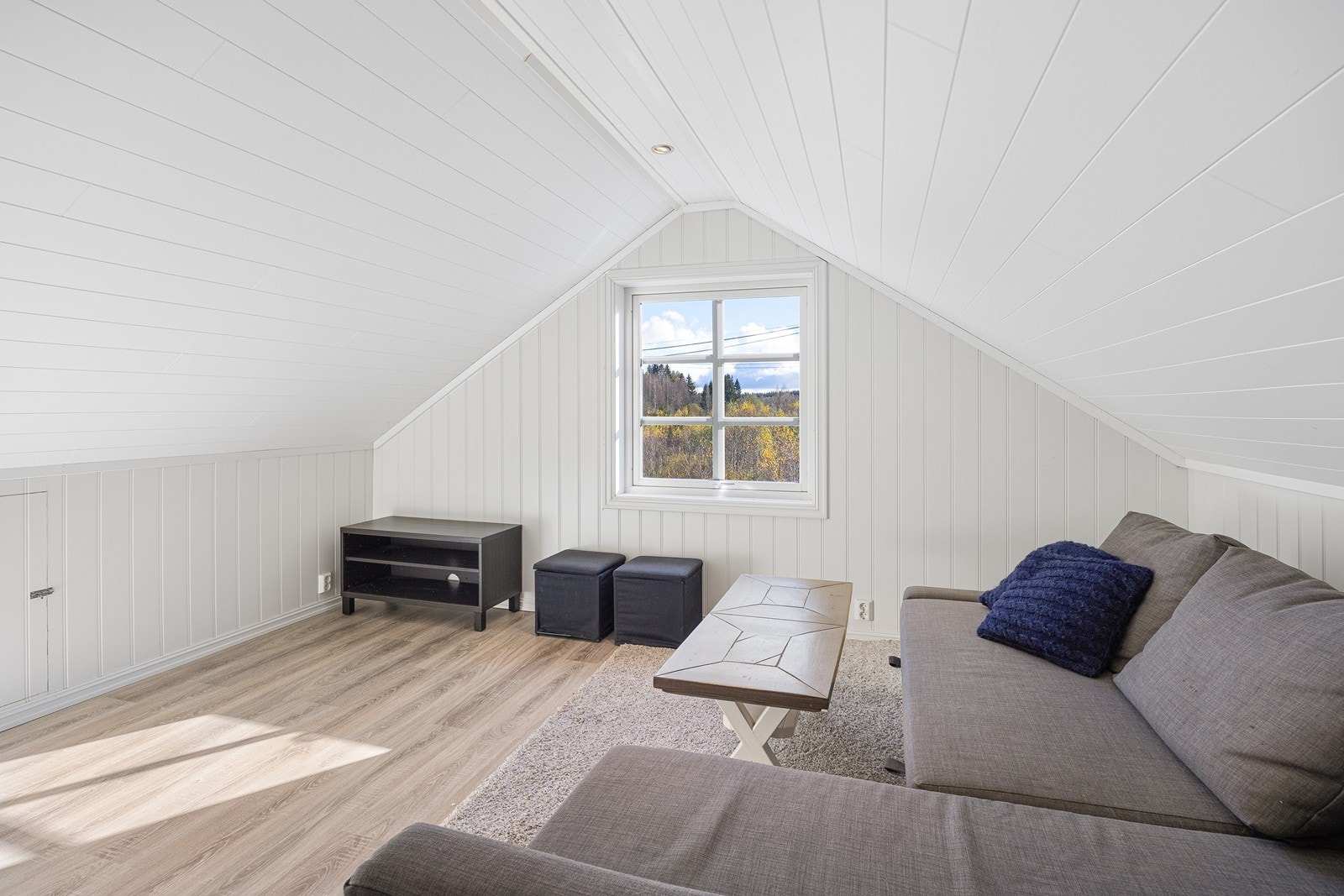Garasjen har to innredede loftsrom i bruk som stue, kontor og soveplass. Ikke godkjent for varig opphold. Galleribilde