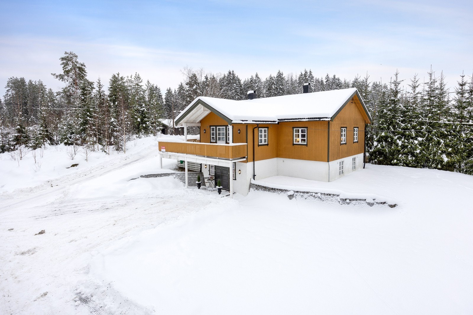 Omgivelsene er landlige, samtidig som det er gangavstand til dagligvare, barnehage og skole for alle trinn. Galleribilde