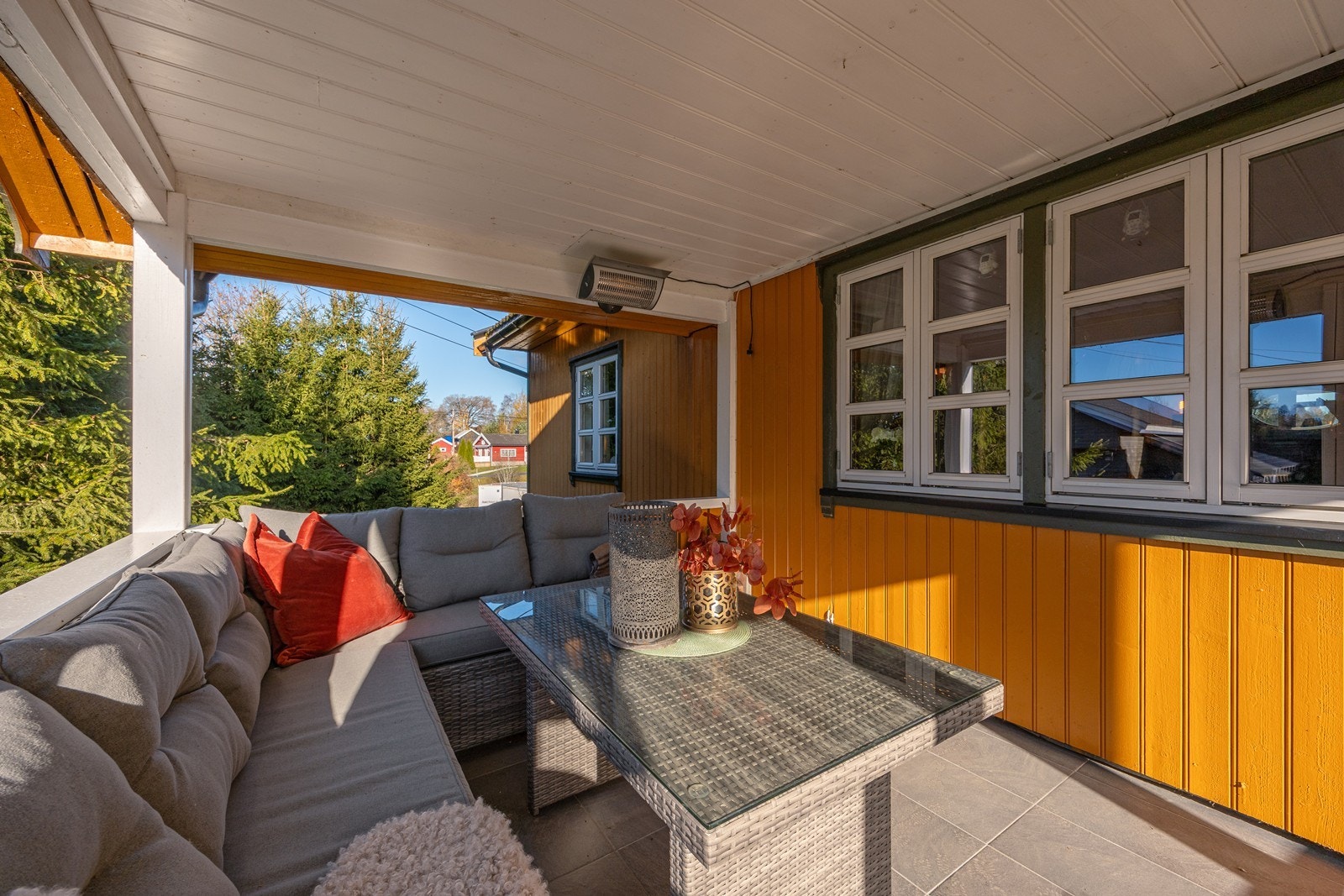 Spisestuen har utgang til en flislagt og overbygd veranda på ca. 13 kvm. Galleribilde