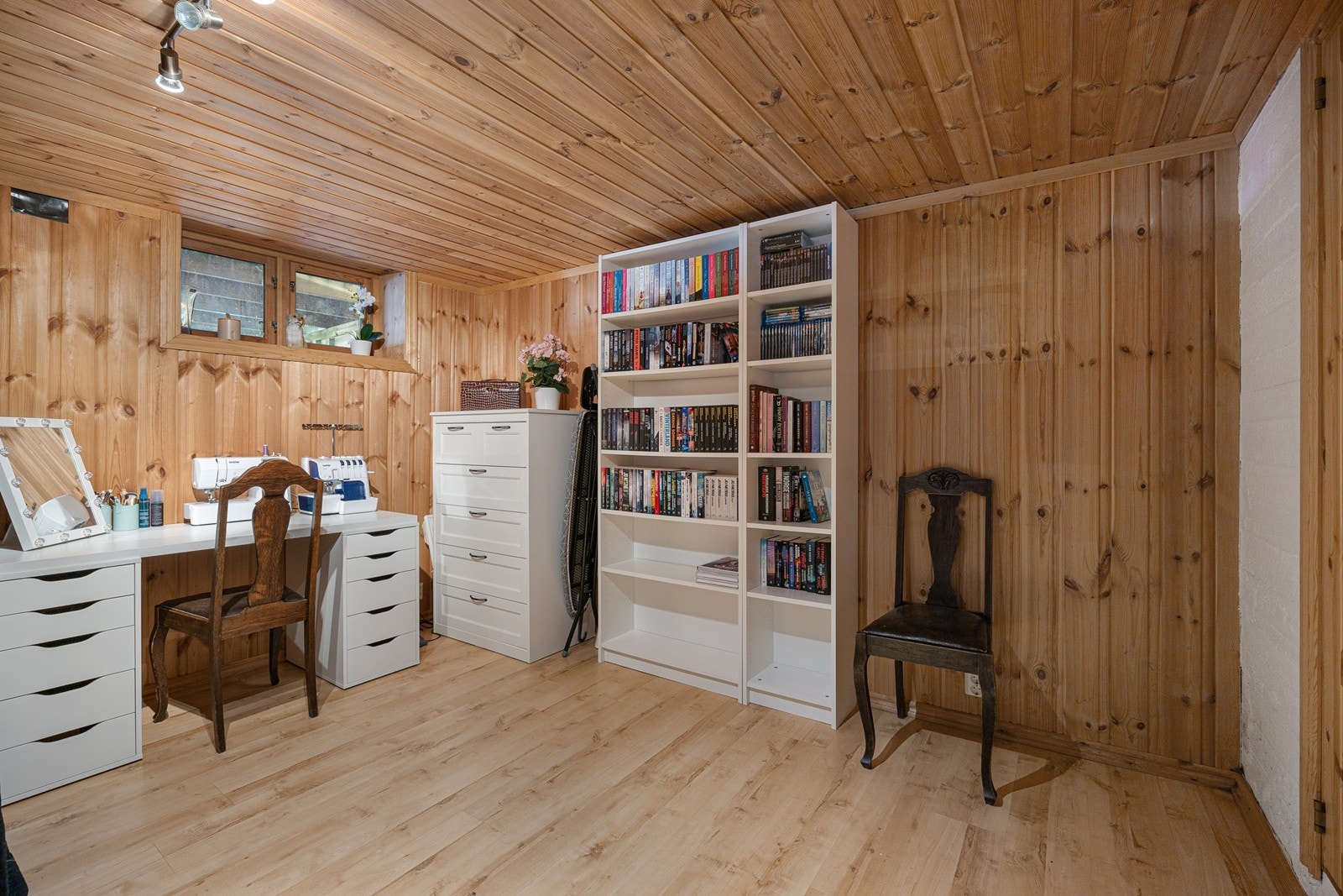 Underetasjen har 3 boder. Den ene boden er innredet til kontor. Galleribilde