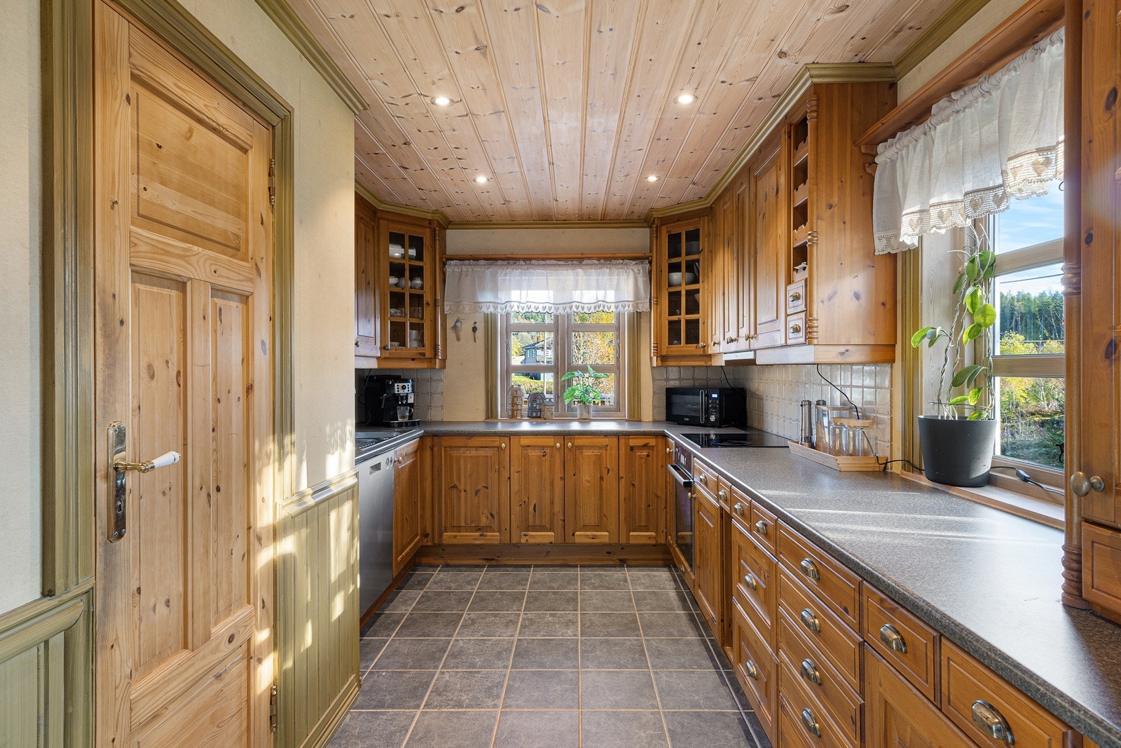 Kjøkkenet har en heltre-innredning med god skap- og benkeplass i u-form. Galleribilde