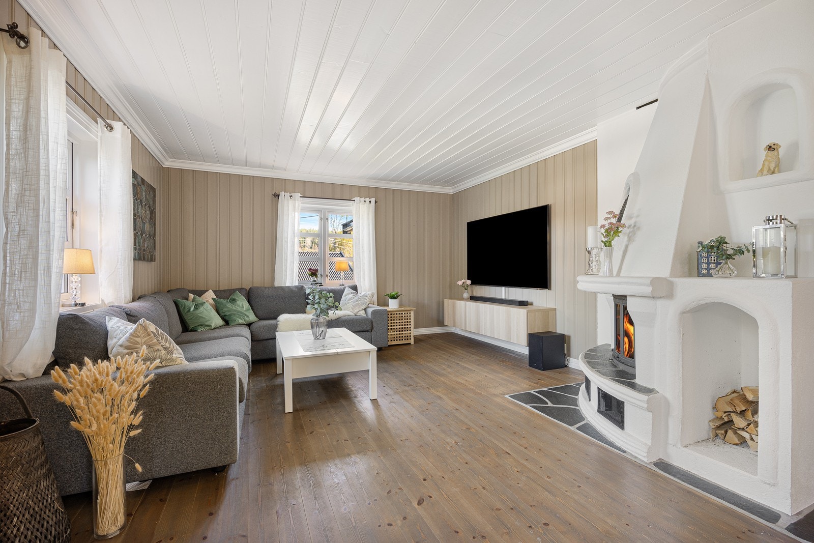 Hovedstuen er meget romslig, med godt lysinnslipp og flott peisinnsats. Galleribilde