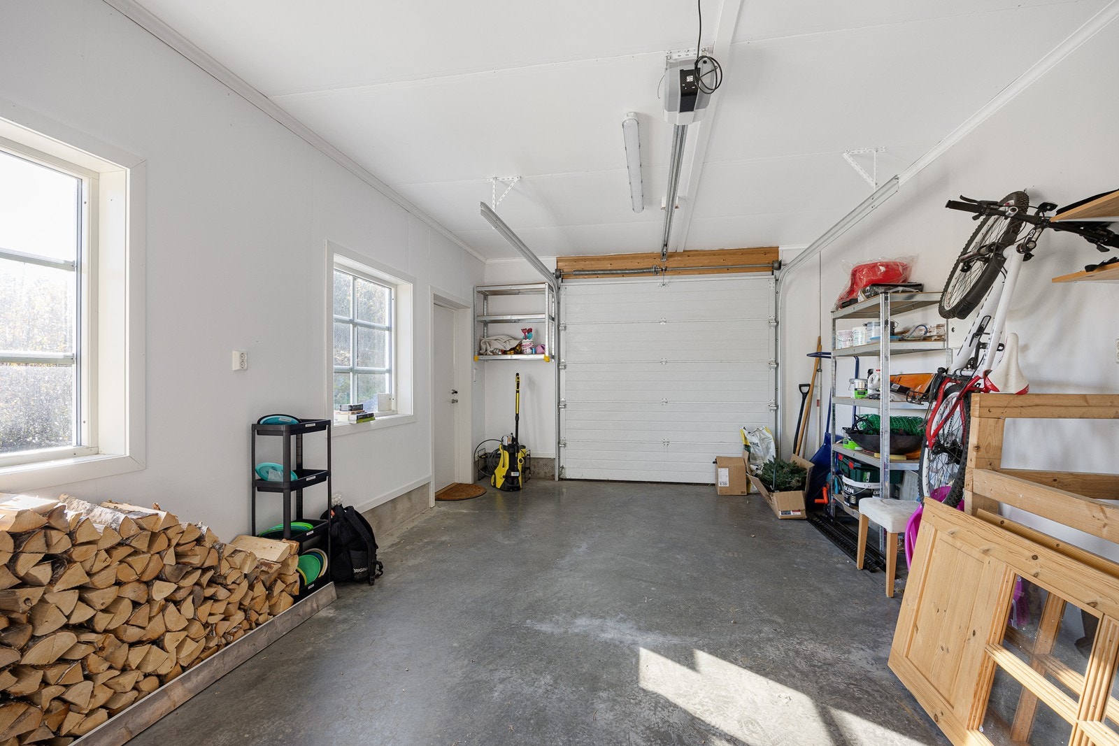 Garasje - 3 leddporter i metallkonstruksjon med motoriserte åpnere. Galleribilde