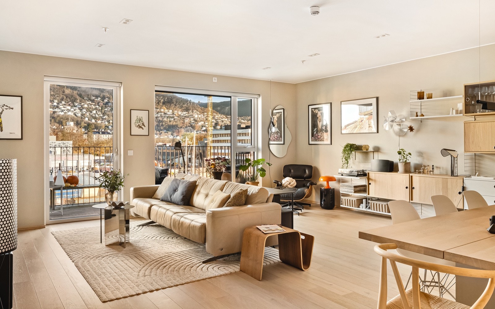 - Fra stuen er det utgang til en herlig balkong - Galleribilde