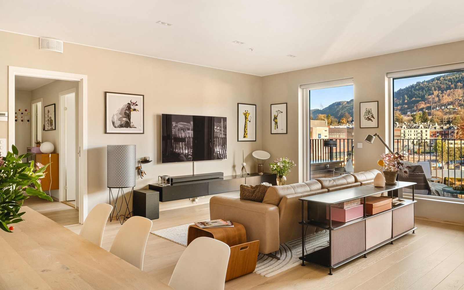 - Det er god plass til både spisebord og ønsket møblement - Galleribilde