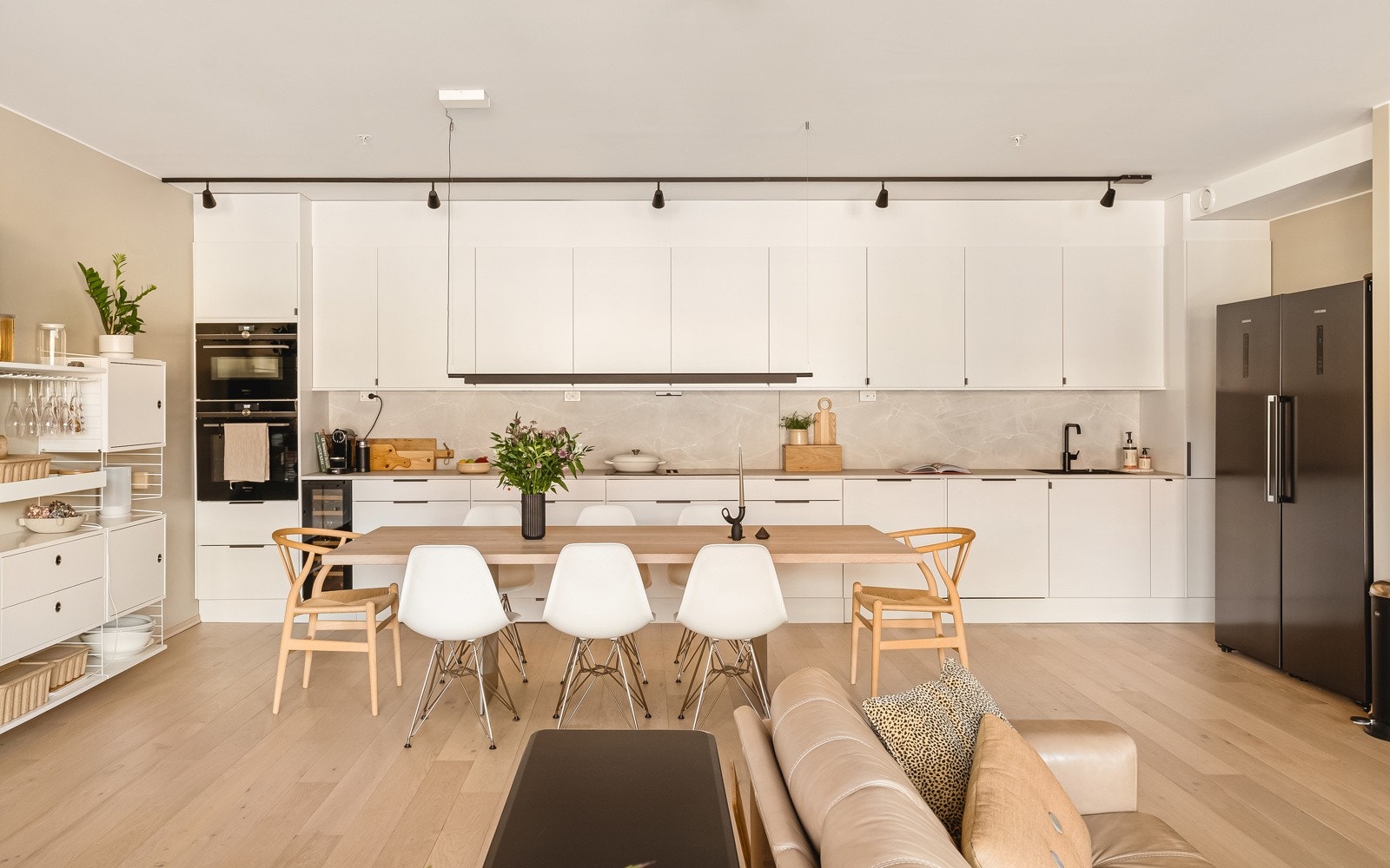 - Kjøkkenet er fra Sigdal, med glatte fronter, benkeplate i laminat og integrerte hvitevarer fra Siemens - Galleribilde