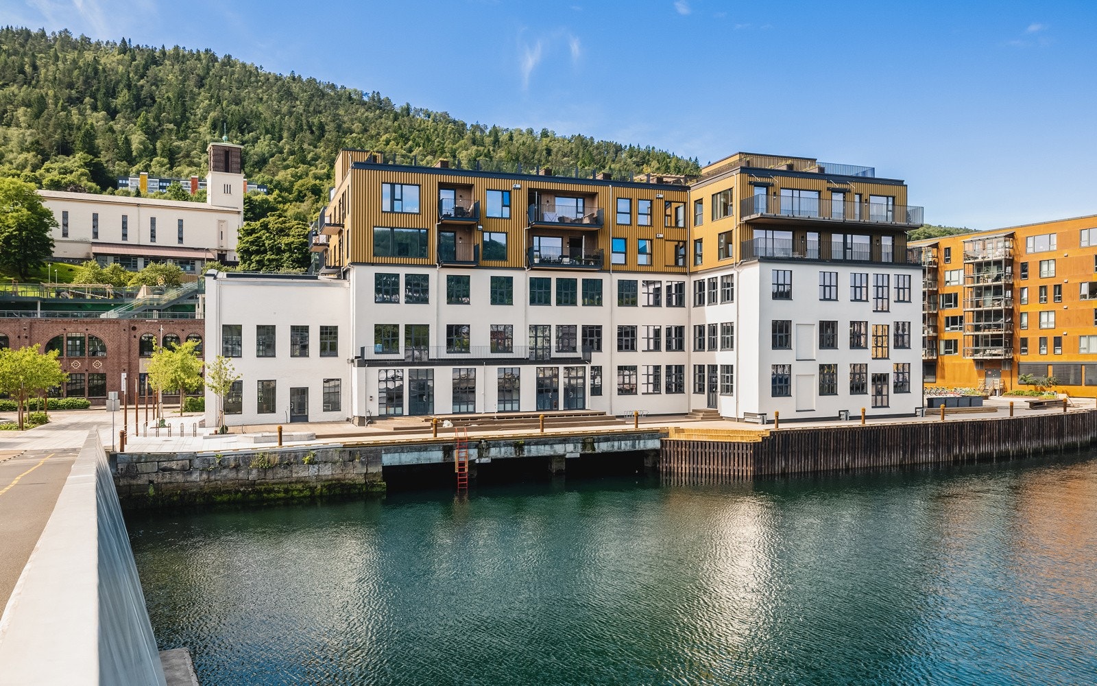 - Med fjorden på den ene siden og fjell på den andre, har man mange muligheter for et aktivt liv like utenfor døren - Galleribilde