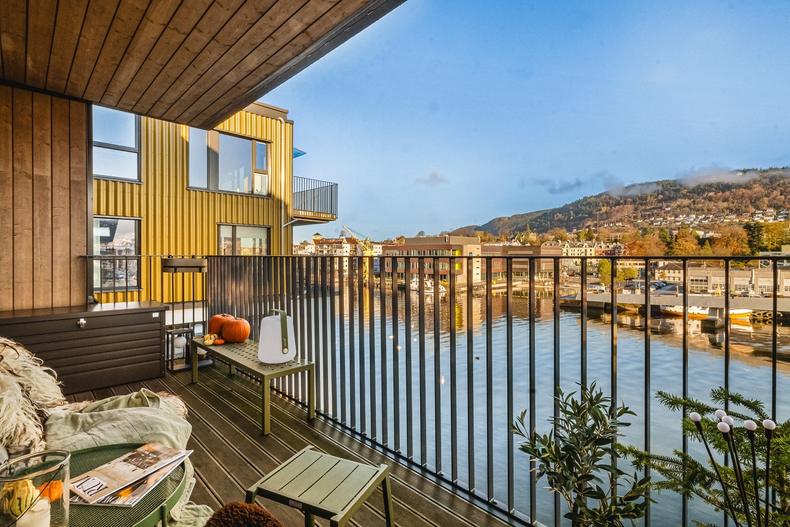 - Balkongen måler 10,2 kvm og har morgen- og formiddagssol - Galleribilde