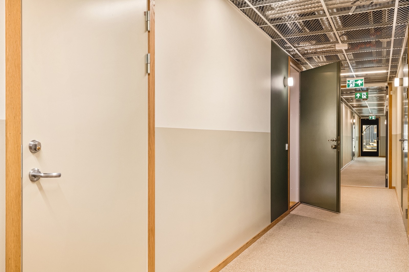 - Fellesarealene er innbydene med gulv til gulv teppe. Innvendig oppvarmet bod med tilkomst gjennom døren ved siden av inngangsdøren til leiligheten - Galleribilde