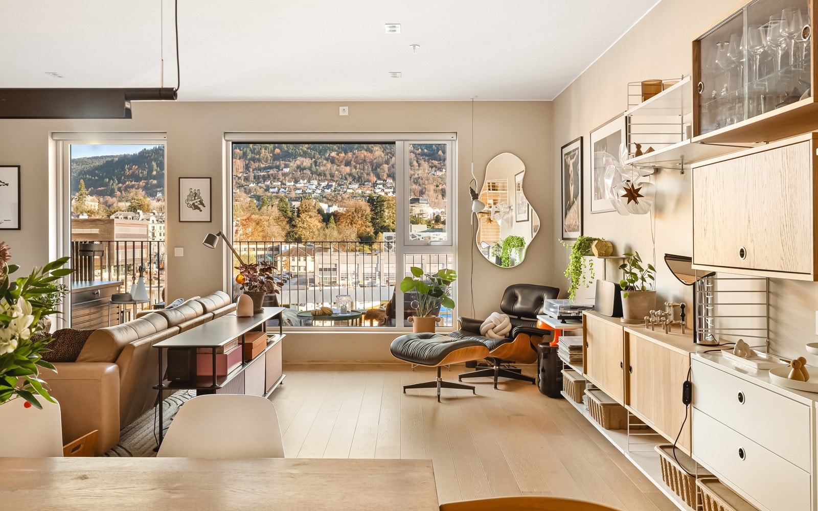 - Store vindusflater gir flott lysinnslipp, og fra stuen er det utgang til den nordøstvendte balkongen - Galleribilde