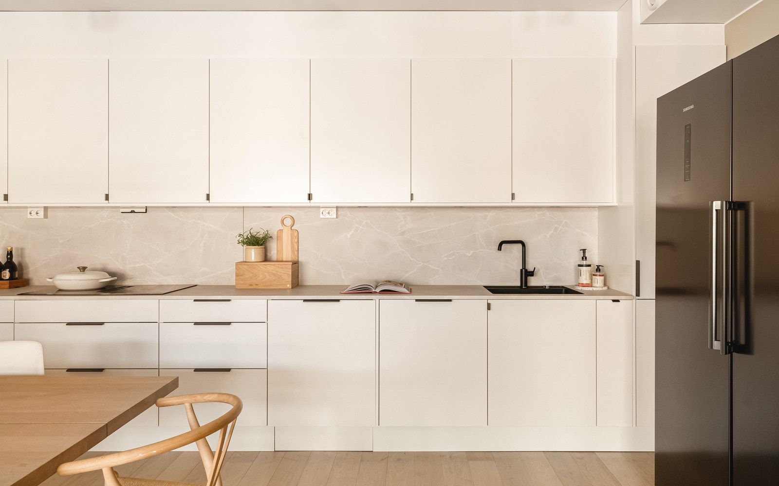 - Av hvitevarer finner du stekeovn, stekeovn med micro, induksjonstopp med nedfelt ventilator, oppvaskmaskin og vinskap. Det er også dobbelt kjøl/fryseskap - Galleribilde