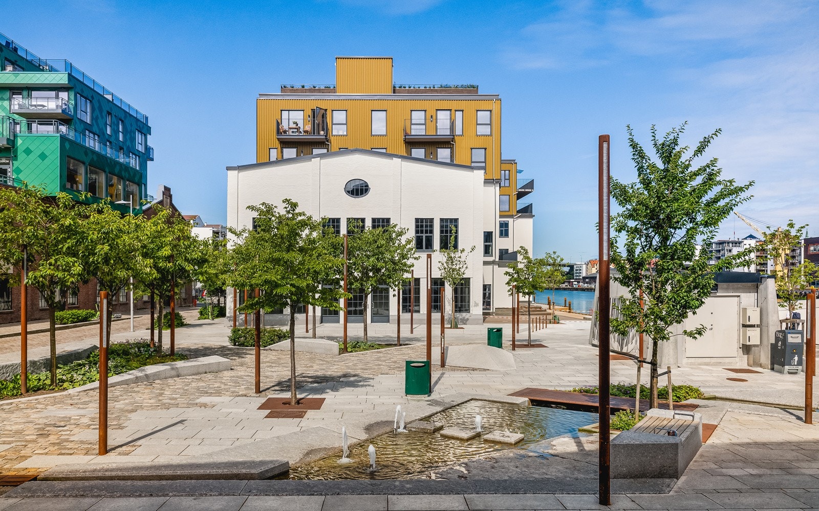 - Like utenfor bygget finner du Fløttmannsplassen - et hyggelig møterom med kafe, restaurant og dagligvare - Galleribilde