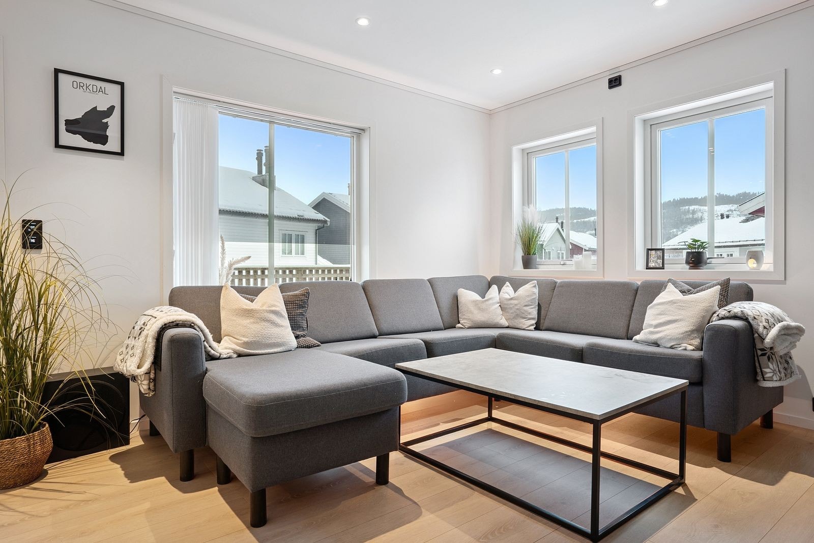 Gjennomgående for leiligheten er store vindusflater som gir godt med naturlig lys. Galleribilde