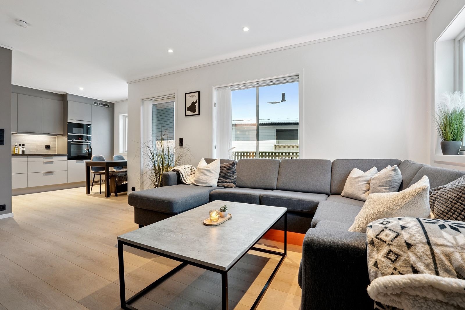 Den åpne løsningen mellom stue og kjøkken gir flere møbleringsmuligheter. Galleribilde