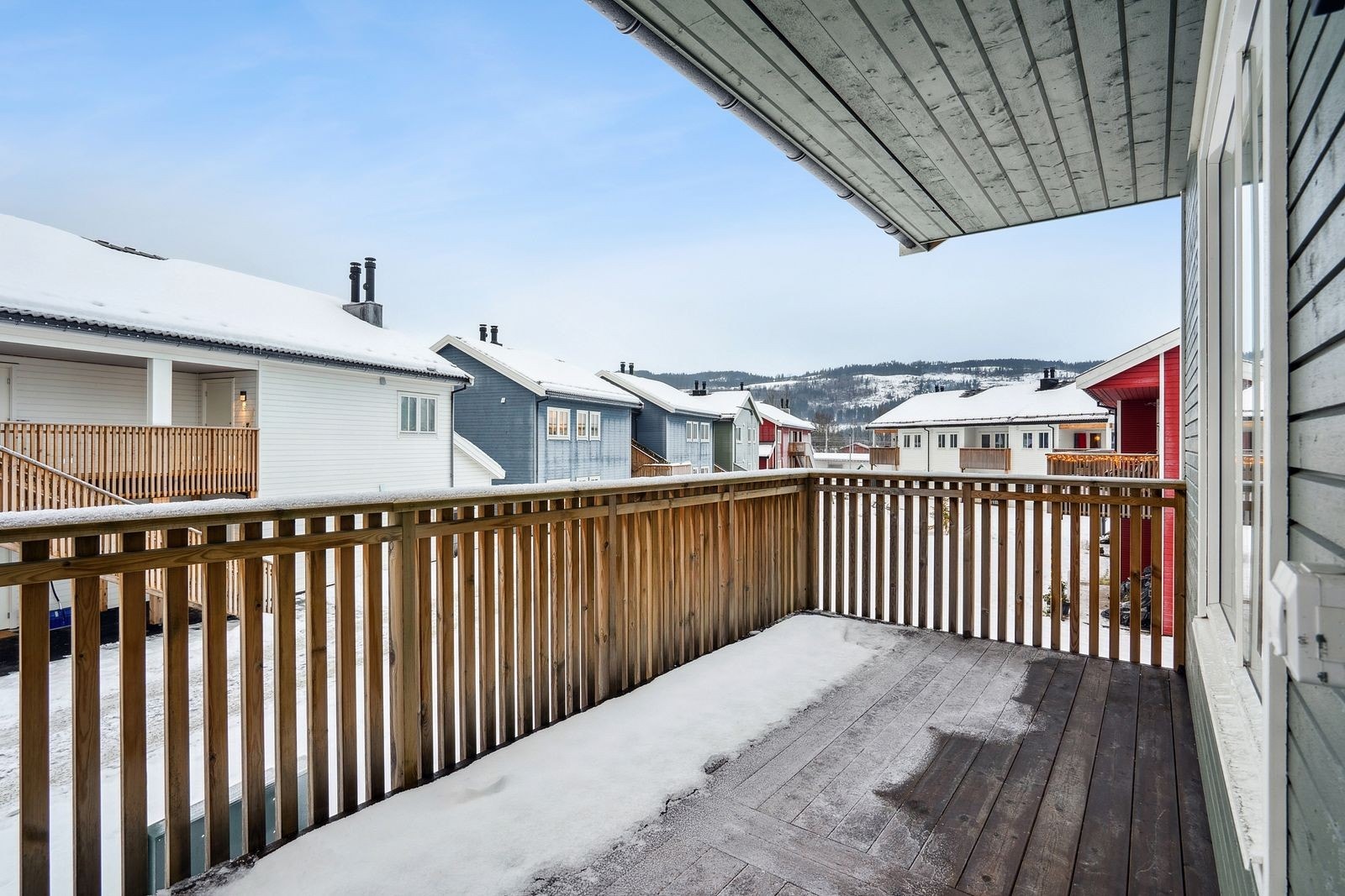 Fra stuen har du utgang til en solfylt balkong. God plass til utemøblement. Galleribilde